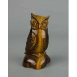 TIERFIGUR / ZIEROBJEKT: Edelstein Eule / tiger eye owl figure, wohl 20. Jh., ungemarkt,