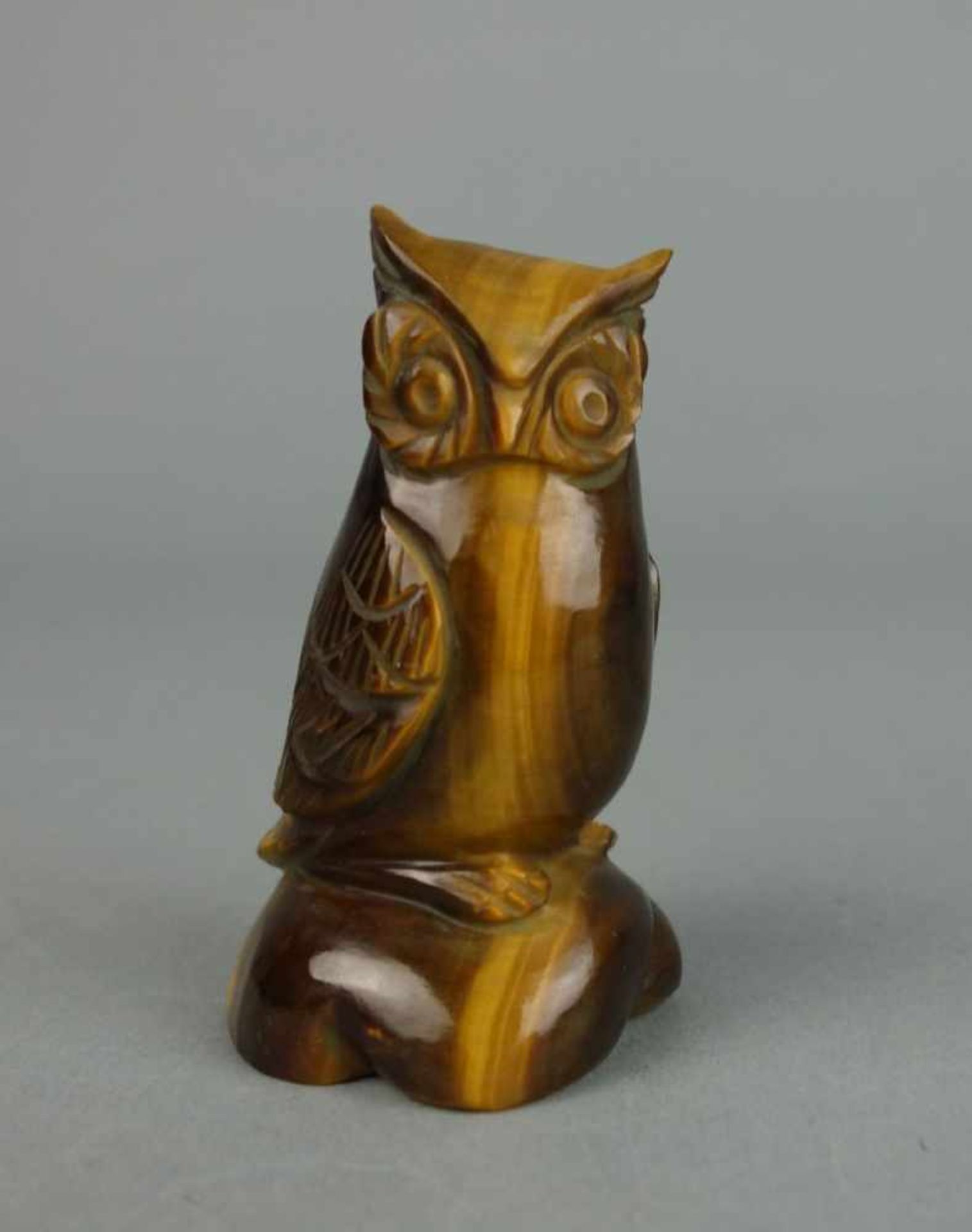 TIERFIGUR / ZIEROBJEKT: Edelstein Eule / tiger eye owl figure, wohl 20. Jh., ungemarkt,