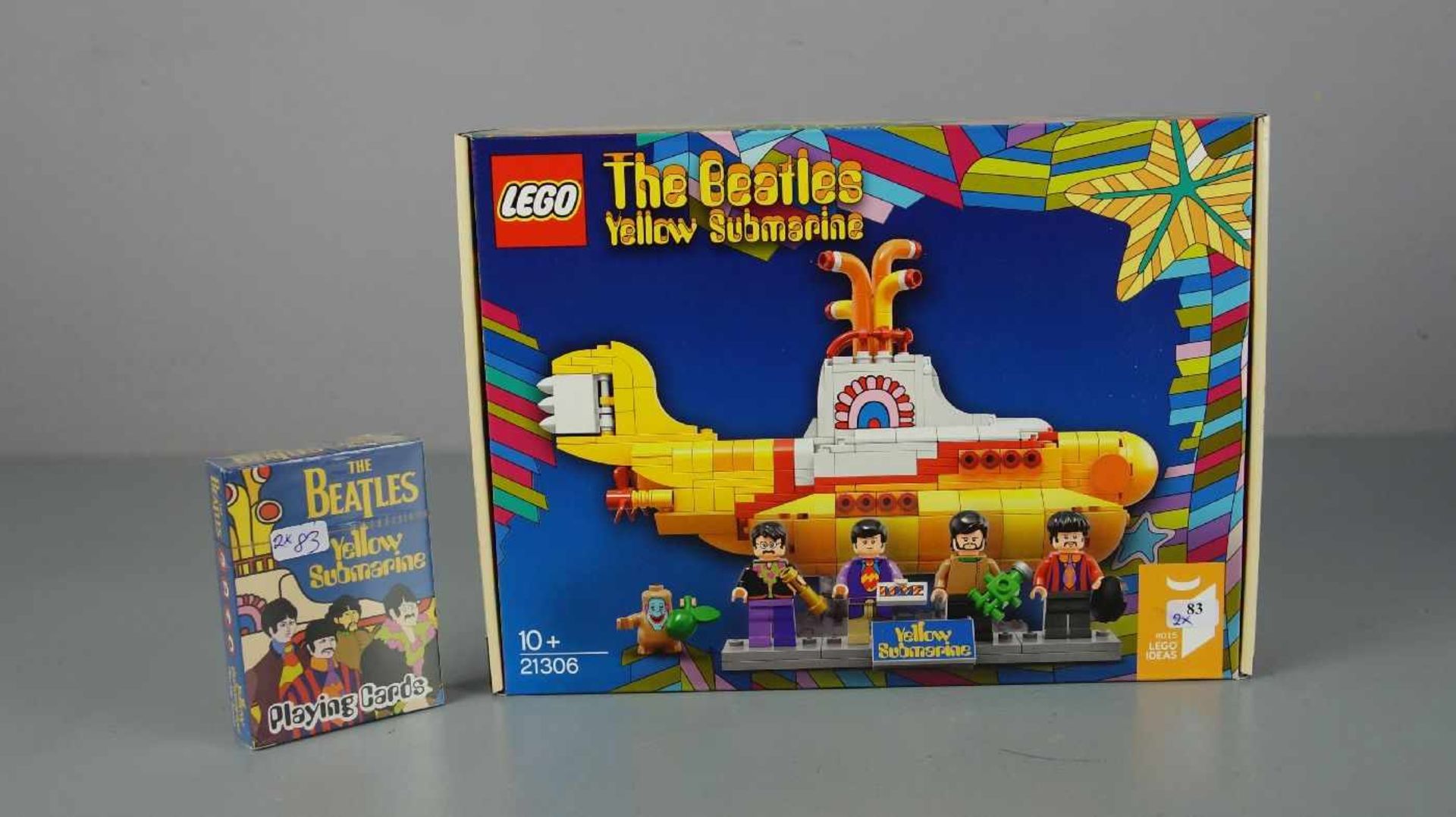 THE BEATLES MERCHANDISE / MEMORABILIA / SPIELZEUG: "Yellow Submarine" - Spielkarten und Lego U-Boot.