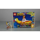 THE BEATLES MERCHANDISE / MEMORABILIA / SPIELZEUG: "Yellow Submarine" - Spielkarten und Lego U-Boot.