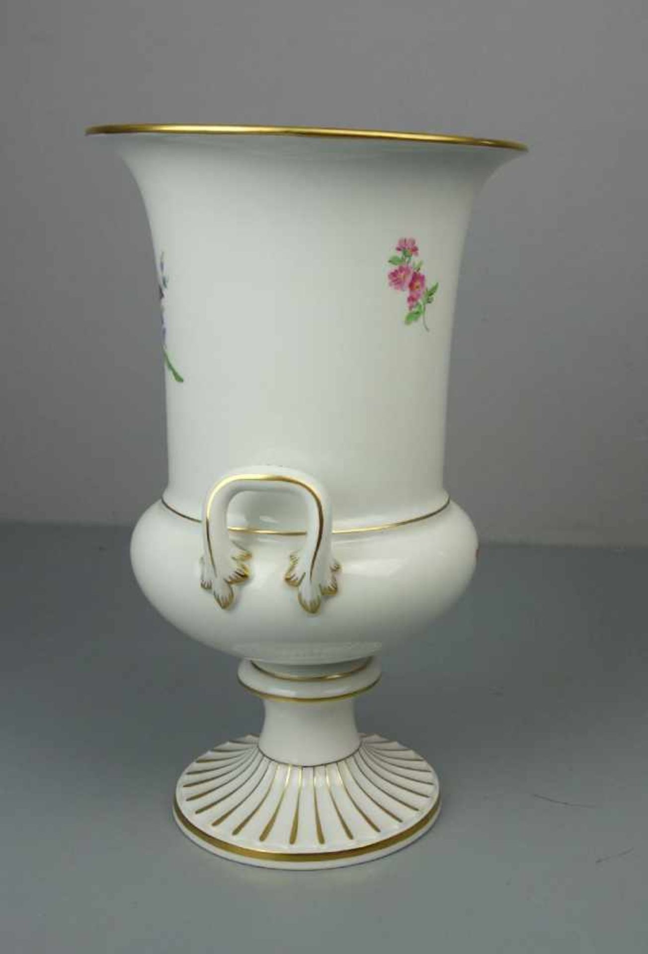 VASE, Porzellan, Manufaktur Meissen, unterglasurblaue Schwertermarke, Marke seit 1934 (1. Wahl) - Image 3 of 6