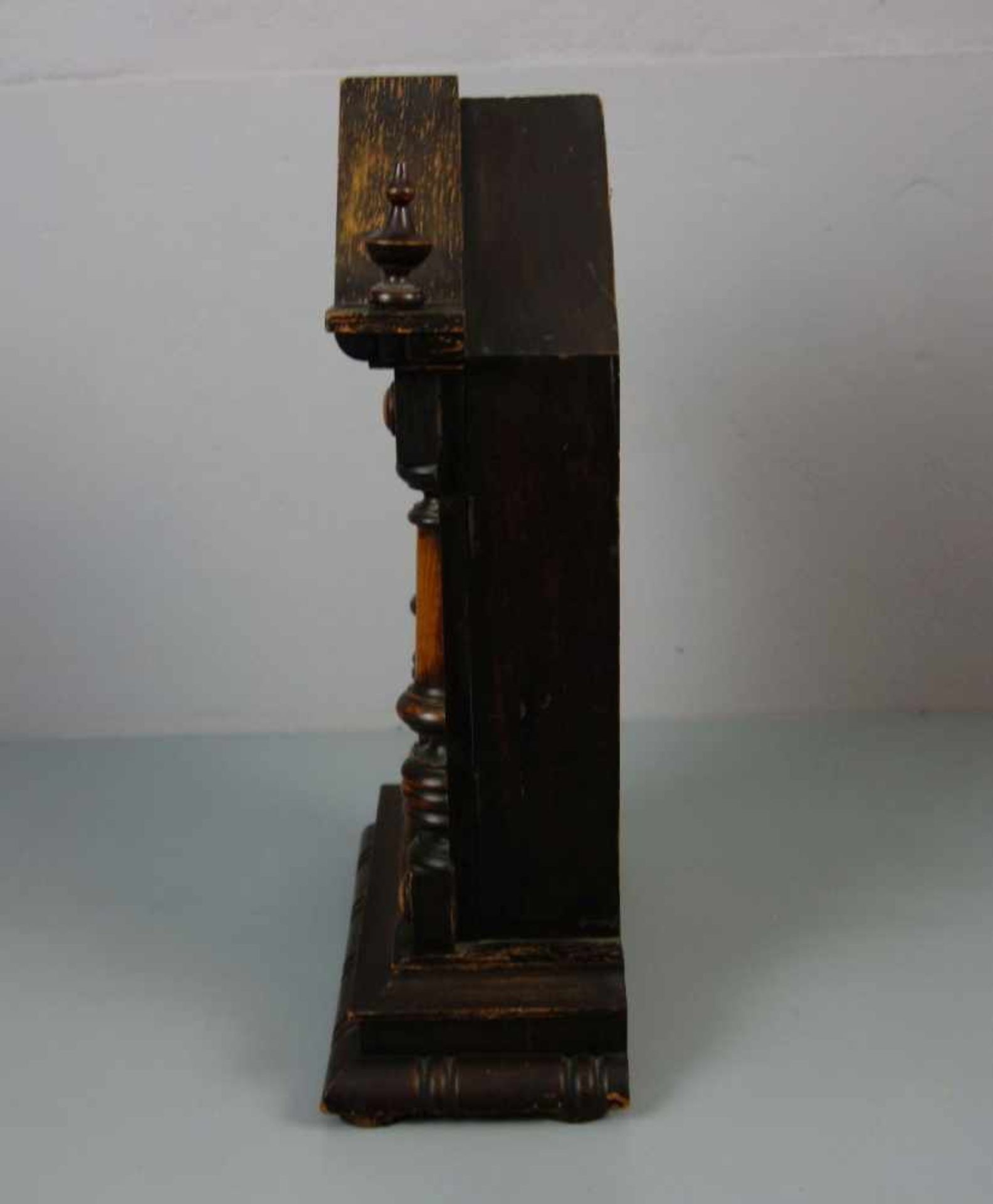 TISCHUHR / table clock, wohl USA, um 1900, architektonischer Holzkorpus mit Dreiecksgiebel und - Image 2 of 6