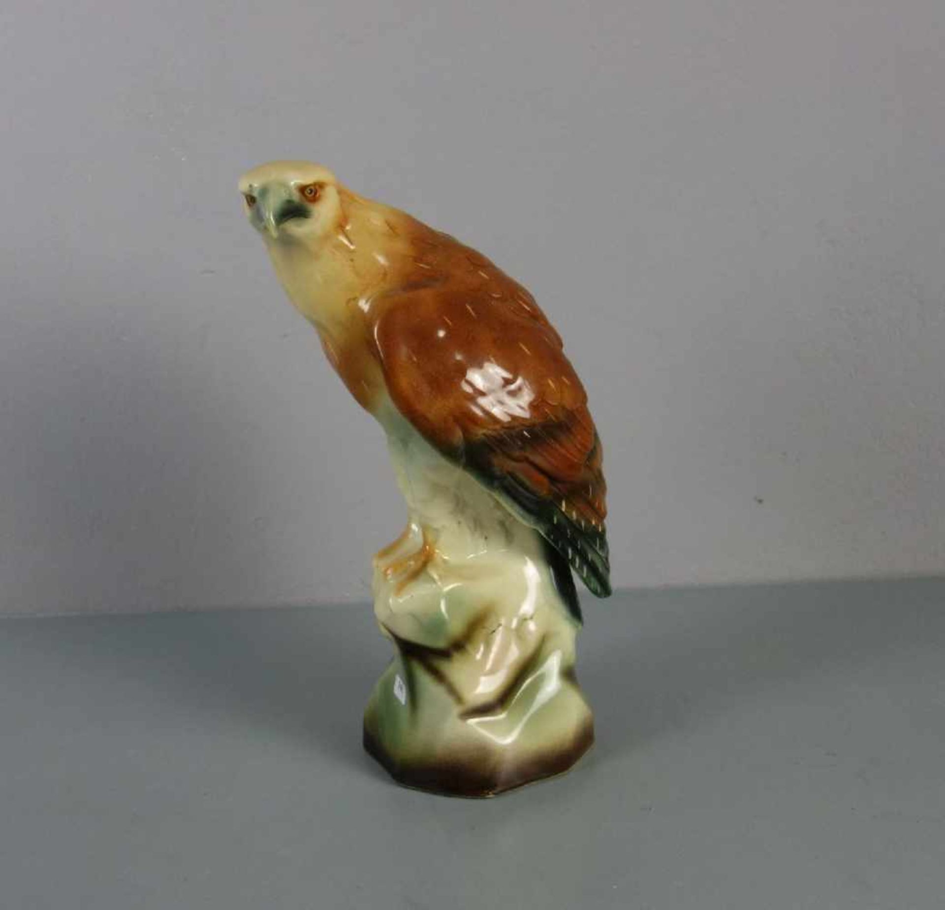 PORZELLANFIGUR / porcelain figure: "Raubvogel / Greifvogel", Weichporzellan, unter dem Stand - Bild 4 aus 5