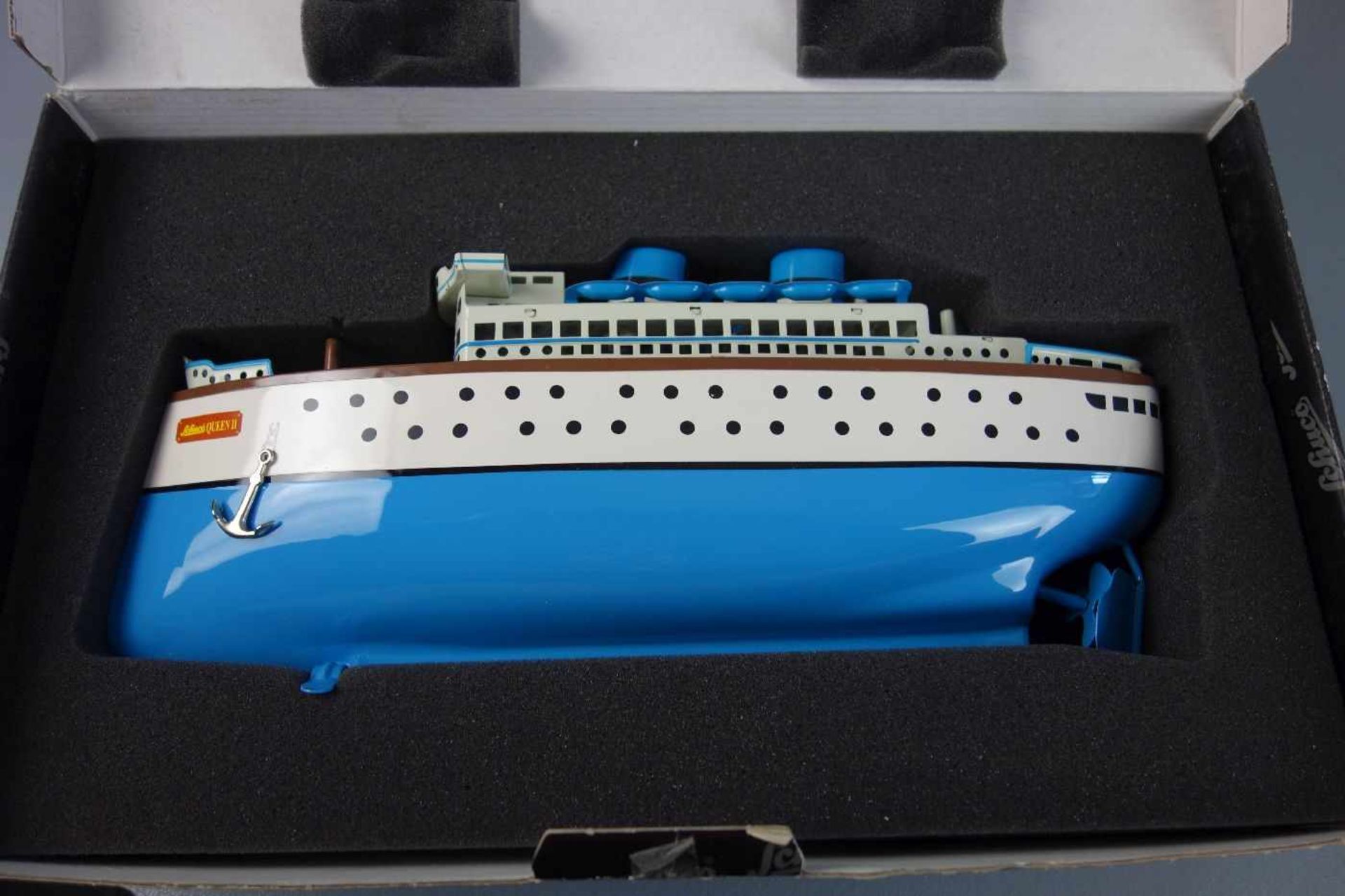BLECHSPIELZEUG / SCHIFF: Blechdampfer - Schuco Queen II / tin toy ship, 2. H. 20. Jh., Manufaktur - Image 7 of 7