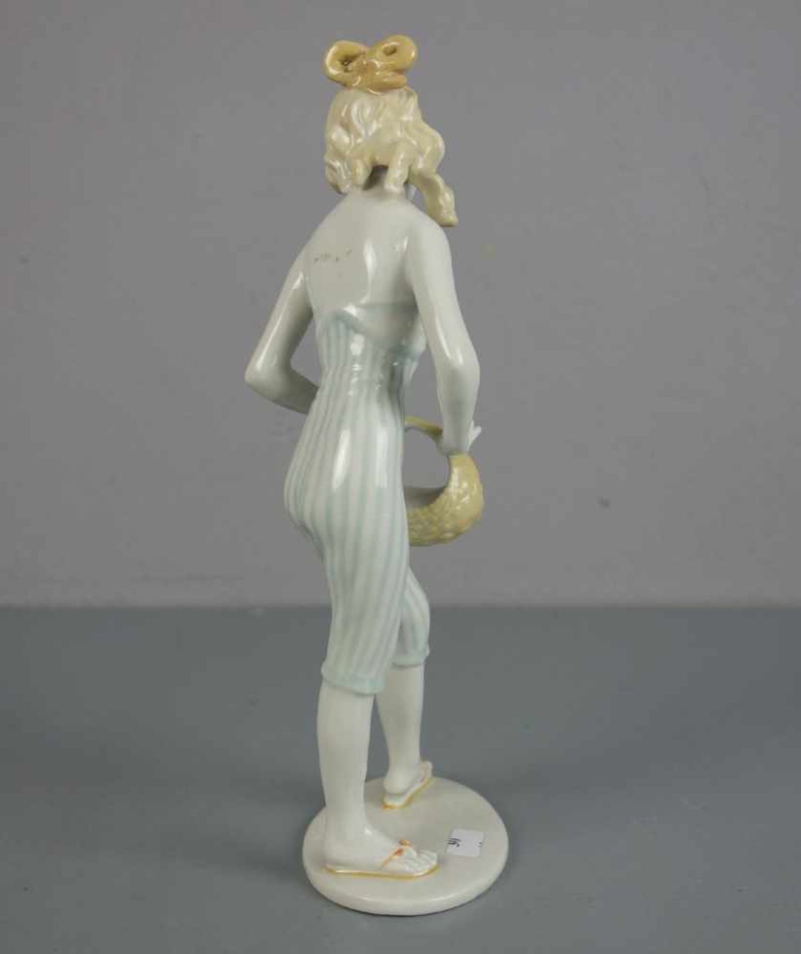 PORZELLANFIGUR: "Junge Frau mit Korb", Entwurf KURT STEINER, Manufaktur Unterweissbach, Thüringen. - Bild 4 aus 5