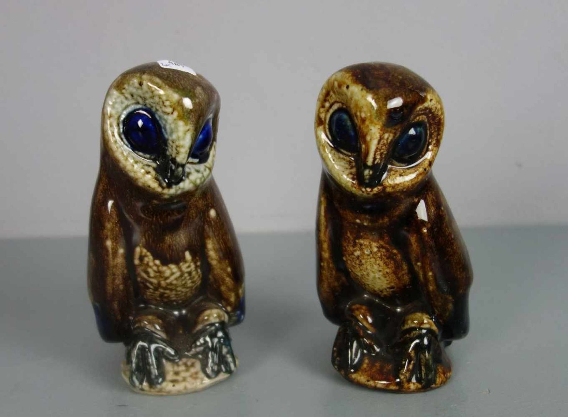 ZWEI TIERFIGUREN: Eulen / Schleiereulen / two owl figures, wohl Westerwälder Steinzeug, heller