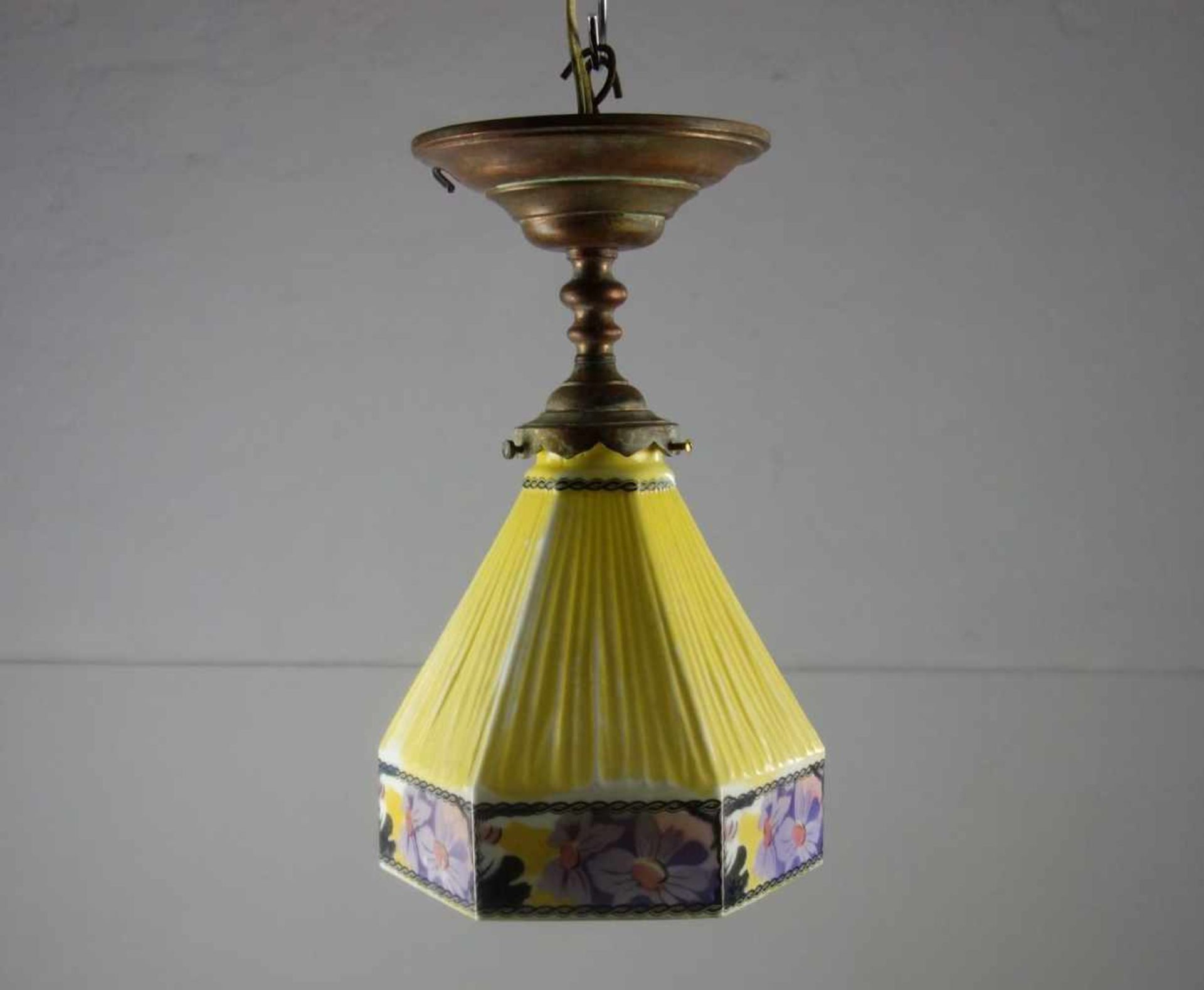 JUGENDSTIL - DECKENLAMPE / art nouveau lamp, um 1900. Profilierte und bronzierte Metallmontur mit