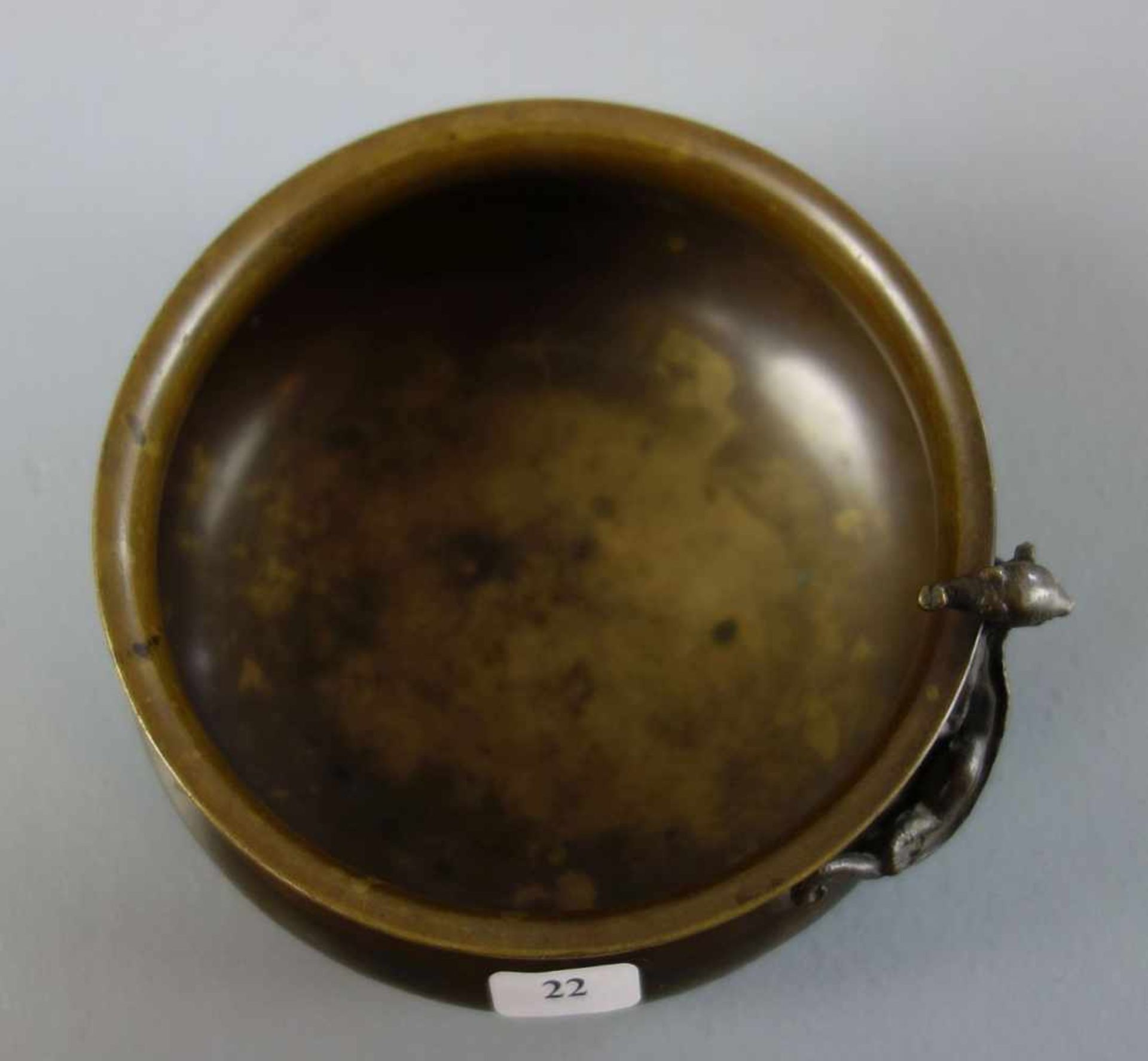 BRONZE - SCHALE mit plastischer Echse / bronze bowl with a lizard. Rundstand, gebauchte Wandung - Image 3 of 4