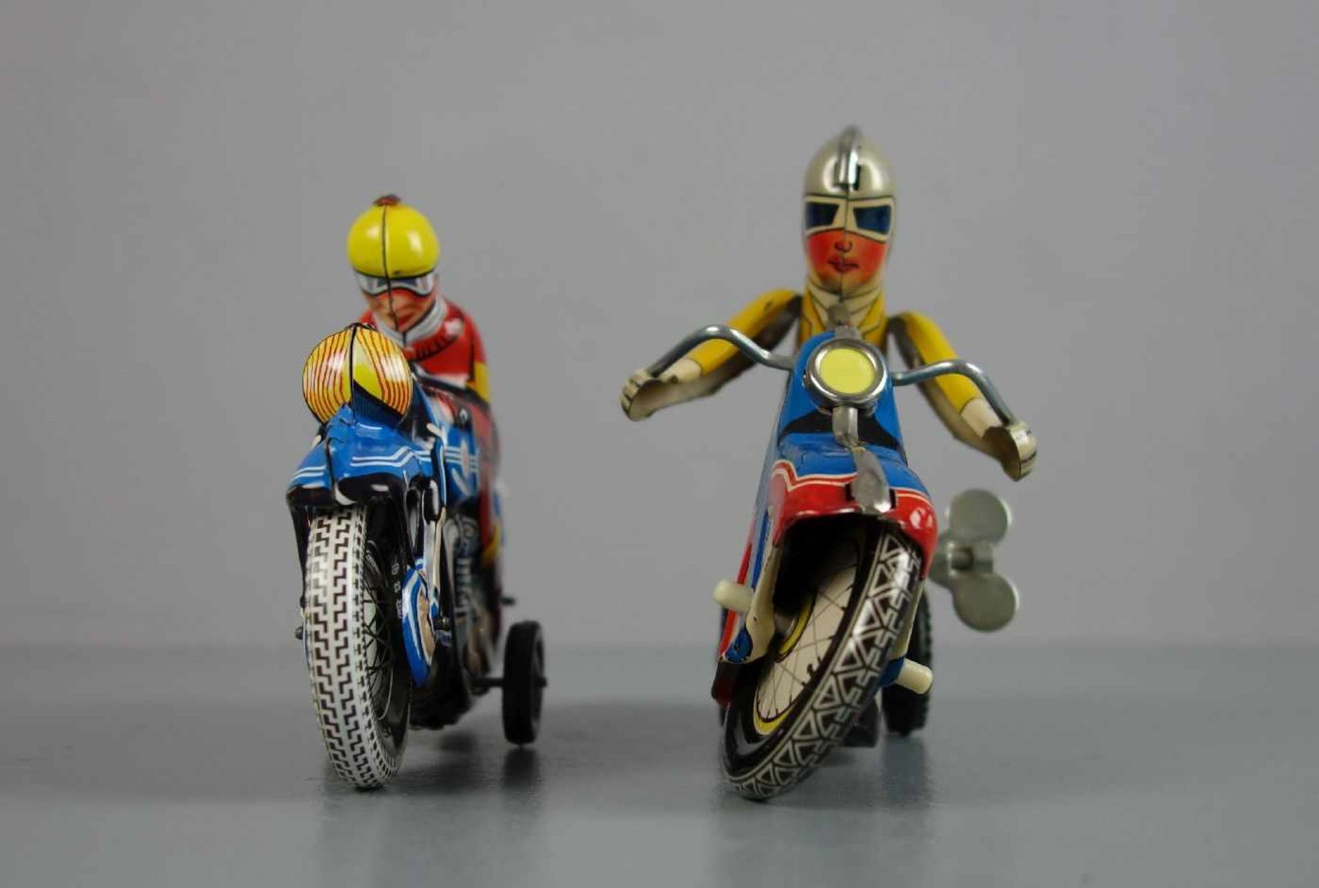 2 BLECHSPIELZEUGE / FAHRZEUGE: Motorräder / two tin toy bikes, 20. Jh., farbig lithografiertes - Image 3 of 4