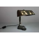 SCHREIBTISCHLAMPE / BIBLIOTHEKSLAMPE, bronziertes Metall mit elfenbeinfarbenem Textilbesatz,