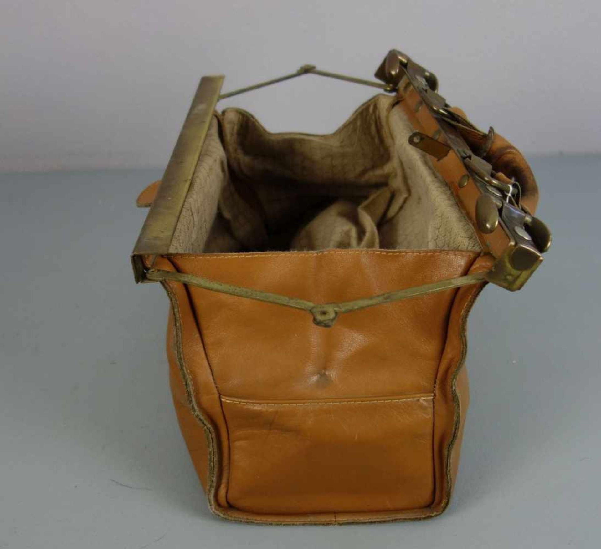 TASCHE / ARZTTASCHE / kleine Reisetasche / bag; cognacfarbenes Leder mit messingfarbenen - Bild 3 aus 4