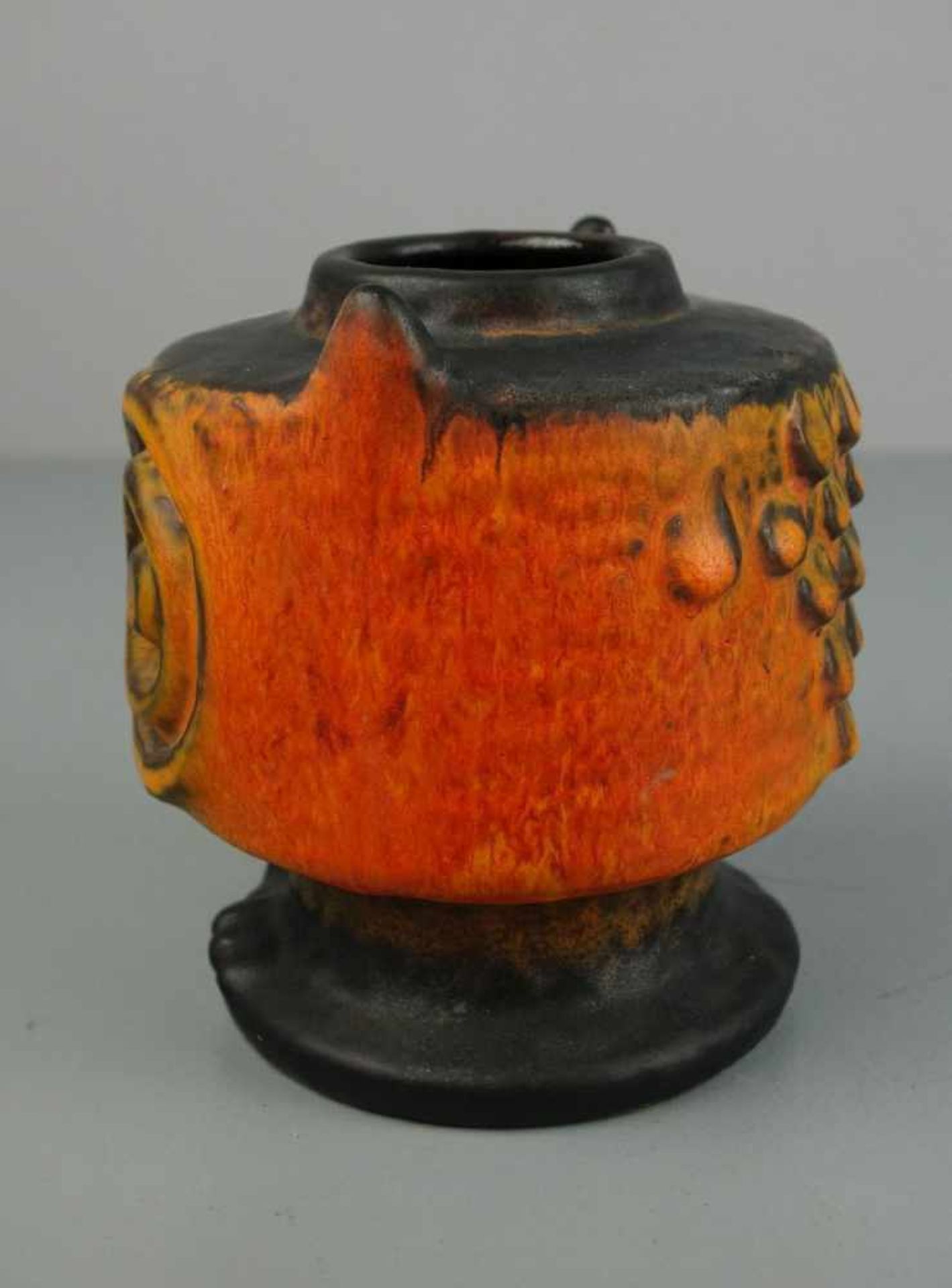 KÜNSTLERKERAMIK: EULEN-VASE / pottery owl vase, Mitte 20. Jh., dunkelblau und orange glasiert, unter - Image 3 of 5