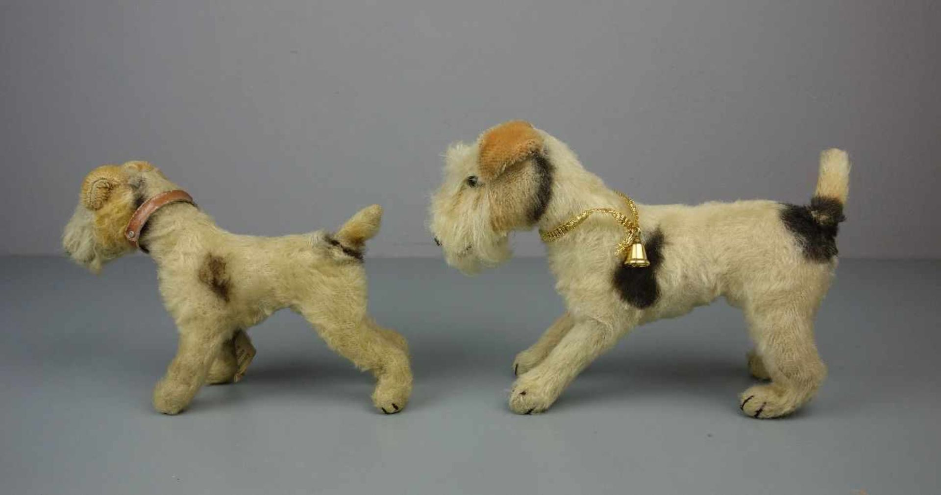 2 PLÜSCHTIERE: TERRIER / HUNDE / two cuddle toy dogs, um 1955. 1) Steiff-Hund "Foxy", Mohair, an - Bild 2 aus 7