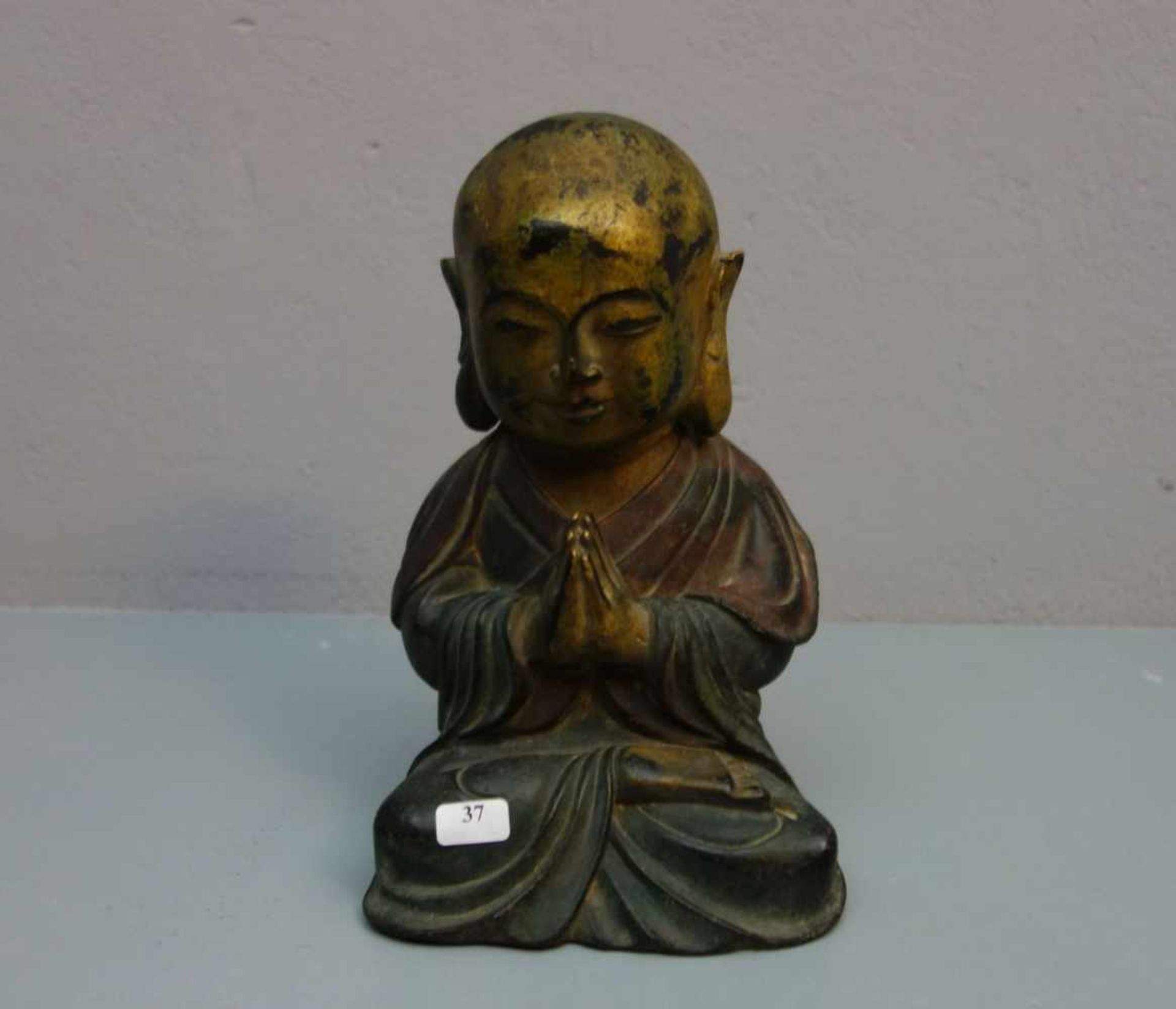 LACHENDER BUDDHA / Glücksbuddha, Bronze, grün, rot und gold patiniert. Im Lotussitz mit