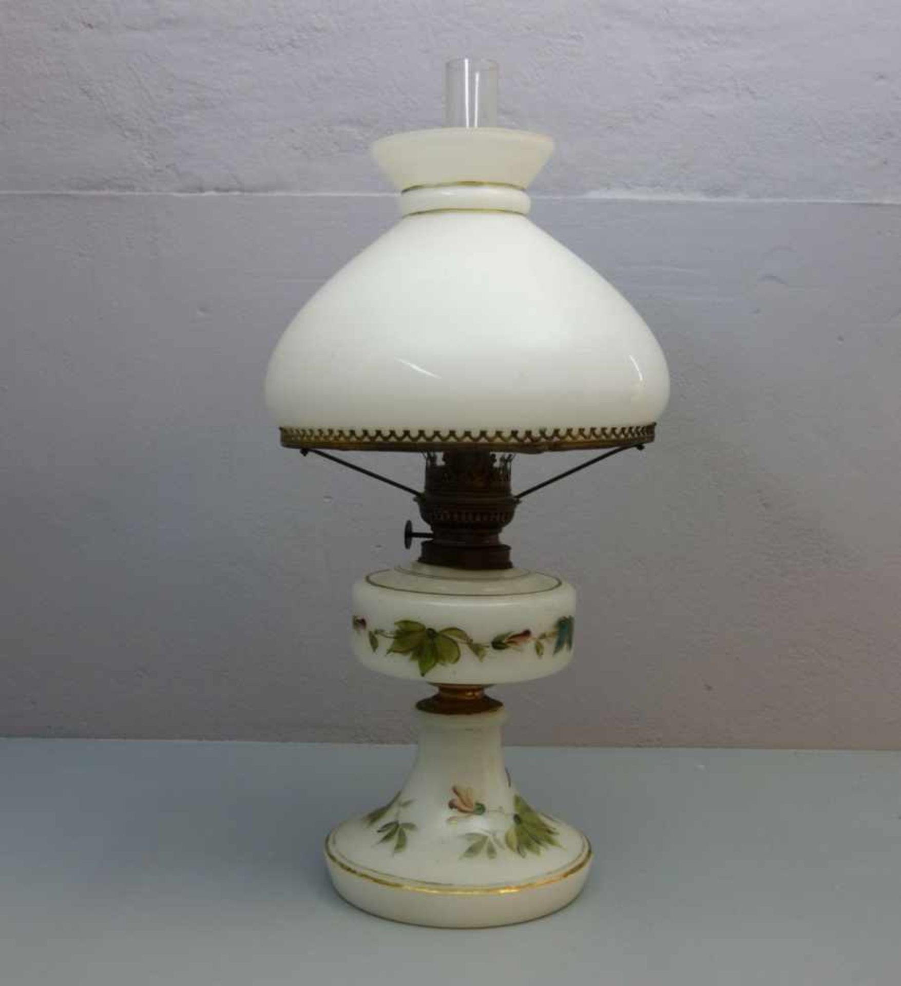 PETROLEUMLAMPE / petroleum lamp, Opalinglas, Klarglas und Metallmonturen, um 1900. Rundstand, - Image 5 of 5