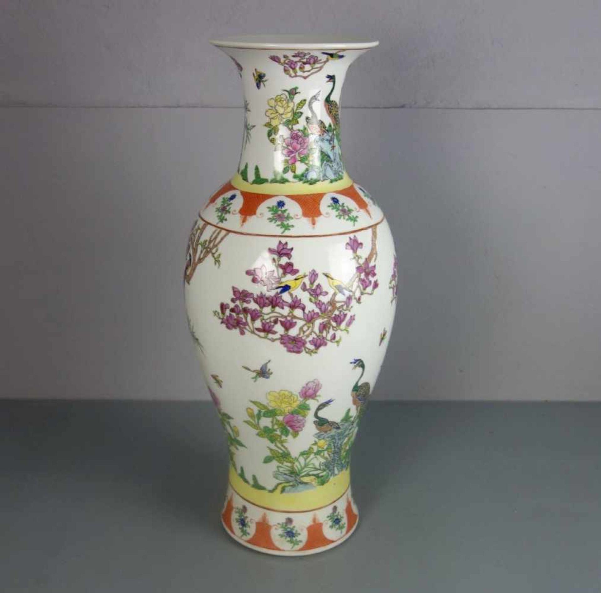 CHINESISCHE VASE MIT PFAUENMOTIV, Porzellan, unter dem Stand gemarkt mit quadratischer Kartusche: " - Bild 2 aus 4