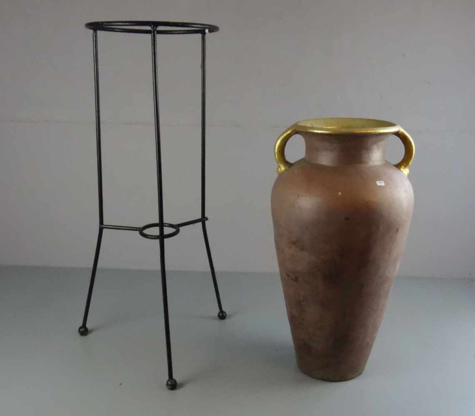 AMPHOREN - VASE MIT METALLSTAND, 2. Hälfte 20. Jh., Terrakotta, braun und goldfarben gefasst und - Bild 3 aus 4