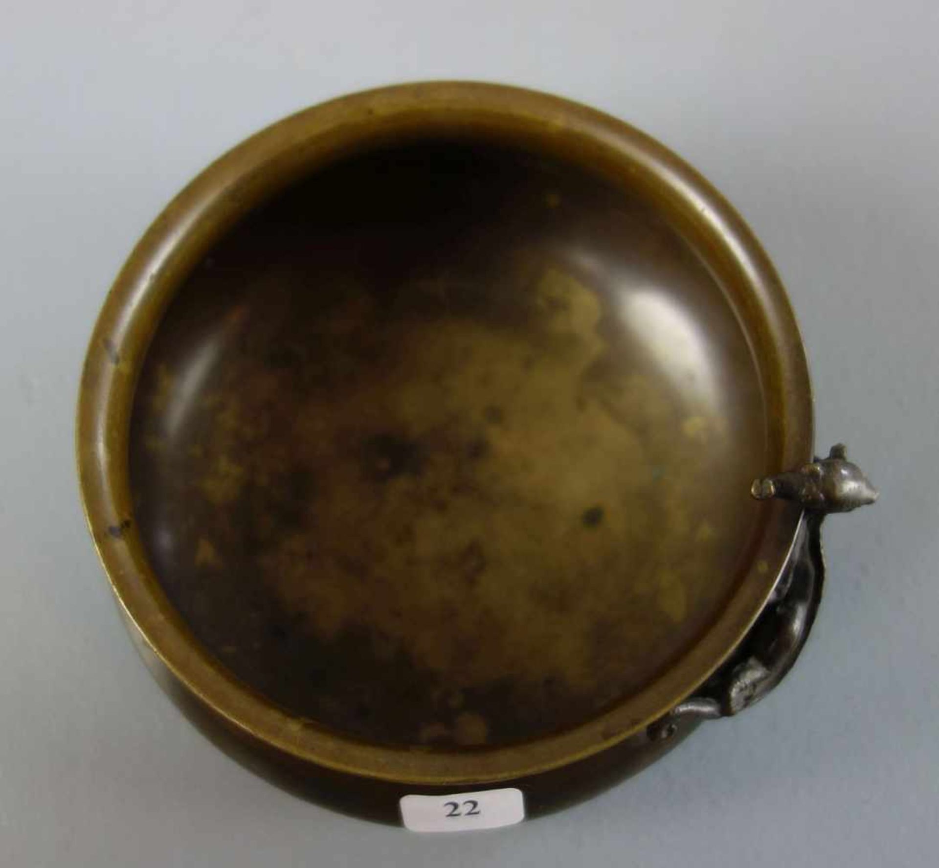 BRONZE - SCHALE mit plastischer Echse / bronze bowl with a lizard. Rundstand, gebauchte Wandung - Bild 3 aus 4