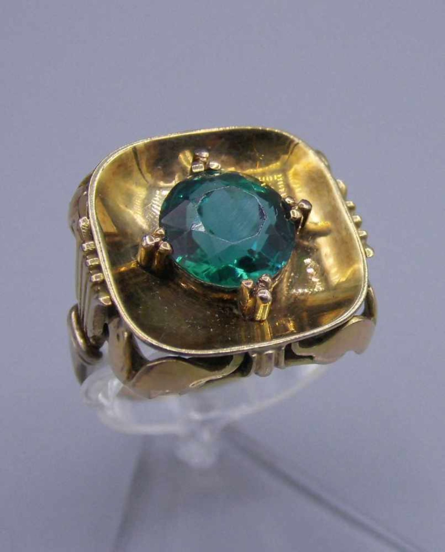 RING mit leuchtend grünem Edelstein in Karreefassung aus 585er Gelbgold (6,2 g). Ringkopfmaße: 1,7 x - Bild 3 aus 5