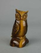 TIERFIGUR / ZIEROBJEKT: Edelstein Eule / tiger eye owl figure, wohl 20. Jh., ungemarkt,