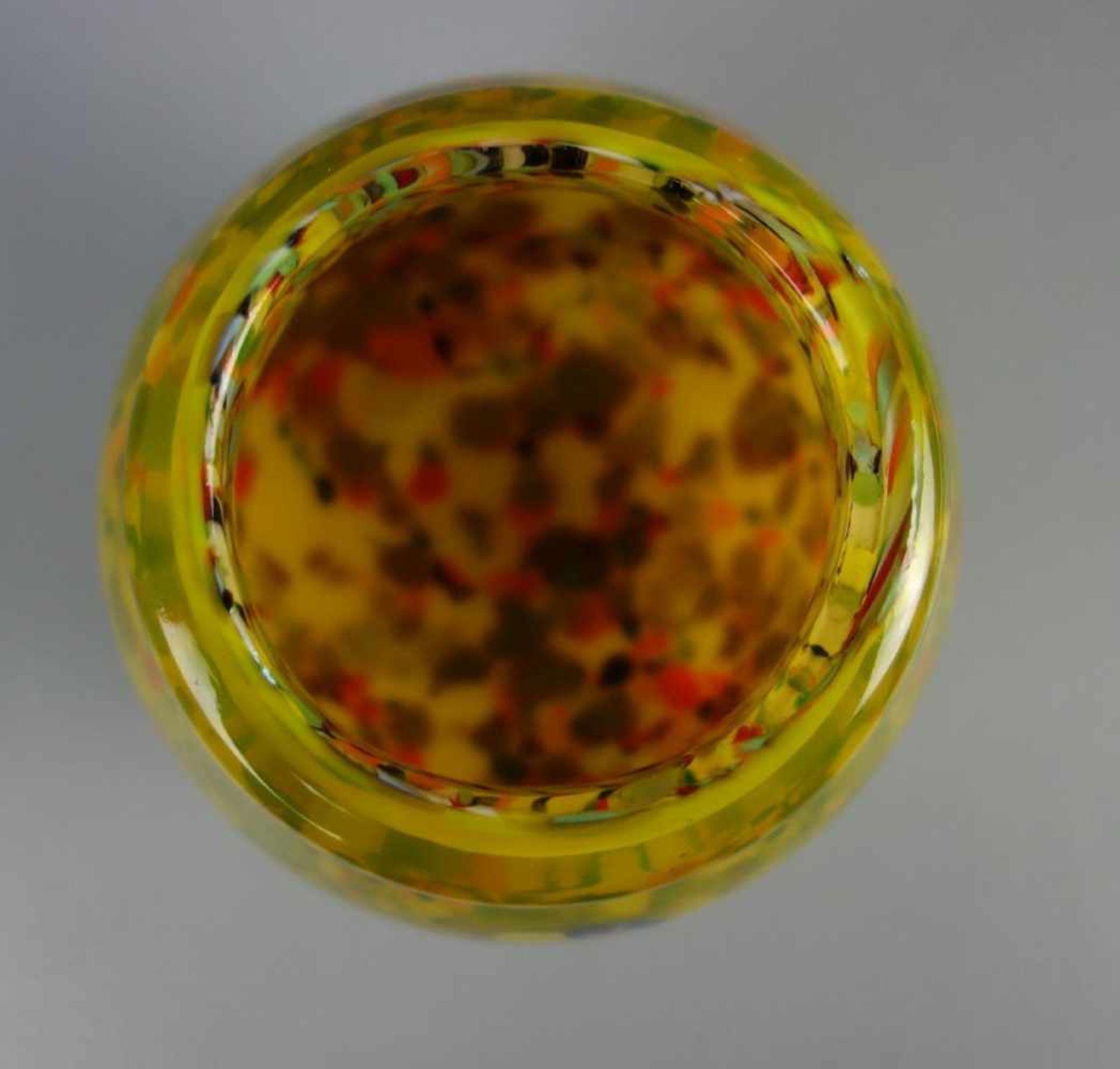 MURANO - GLAS - VASE "Mille fiori", Klarglas mit gelbem Unterfang, Farbeinschmelzungen und an den - Bild 4 aus 4