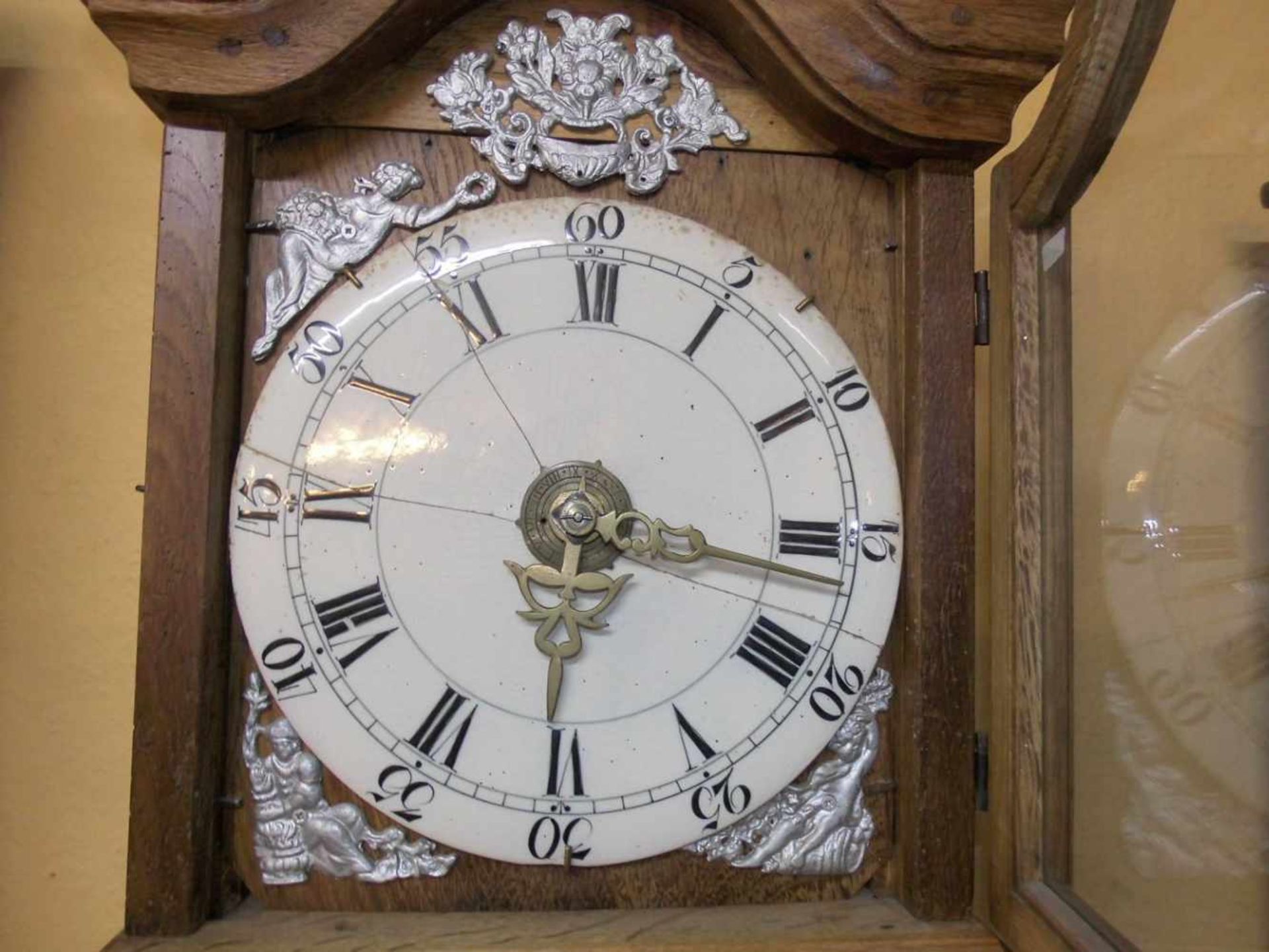STANDUHR / longcase clock, 2. Hälfte 19. Jh.; Eichengehäuse im dreizonigen Aufbau. Pendelkasten - Image 3 of 4