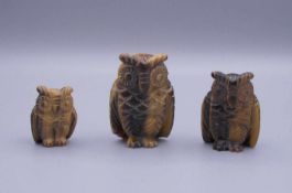TIERFIGUREN / ZIEROBJEKTE: 3 Edelstein-Eulen / owl figures, 20. Jh., ungemarkt, geschnitzt,