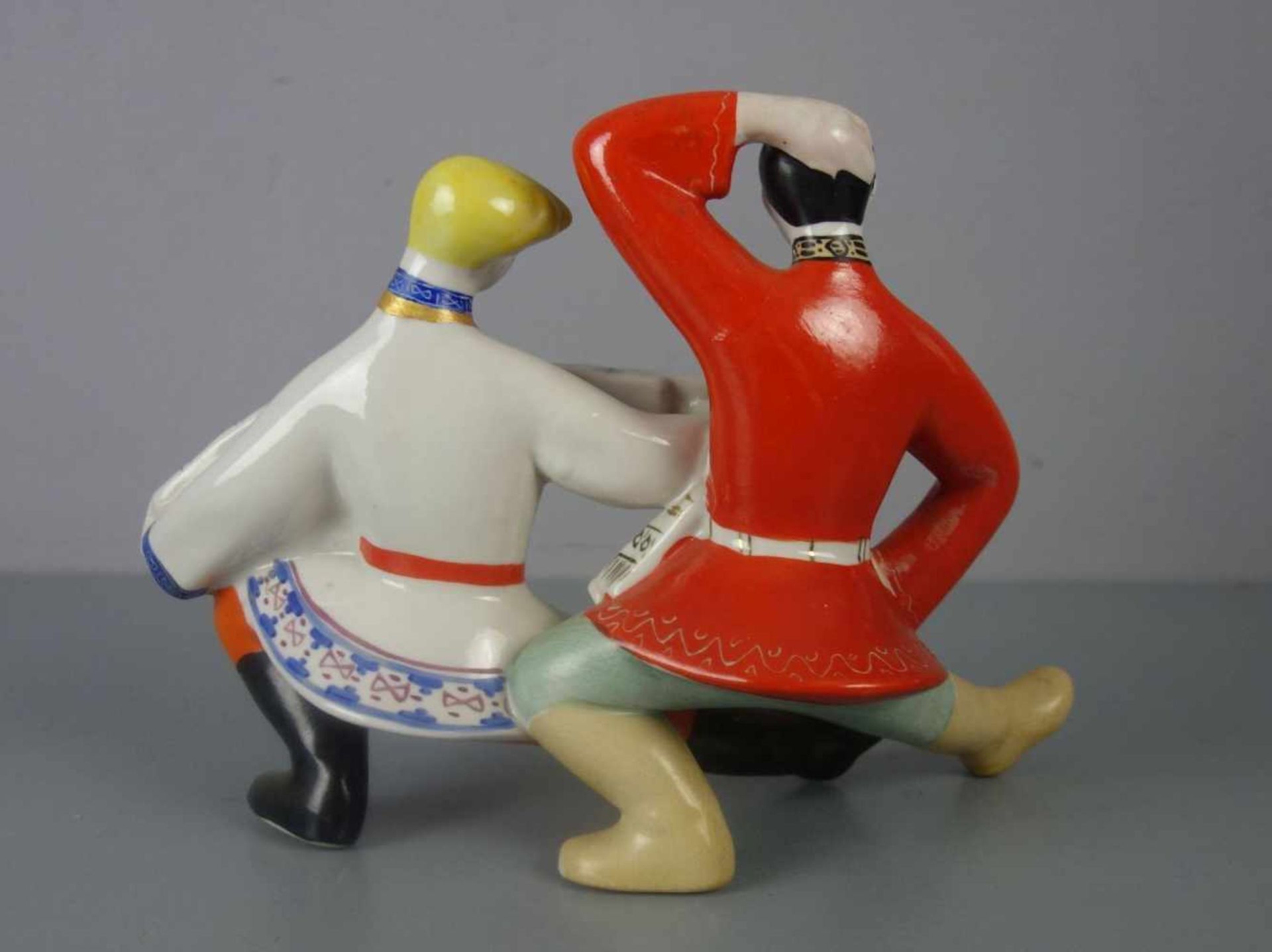 PORZELLAN - FIGURENGRUPPE / porcelain figure: "Russischer Volkstanz", Porzellan, unter dem Stand mit - Bild 3 aus 5