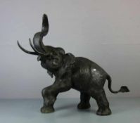 BILDHAUER DES 20./21. Jh., Skulptur / sculpture: "Elefant", Bronze, hellbraun patiniert.