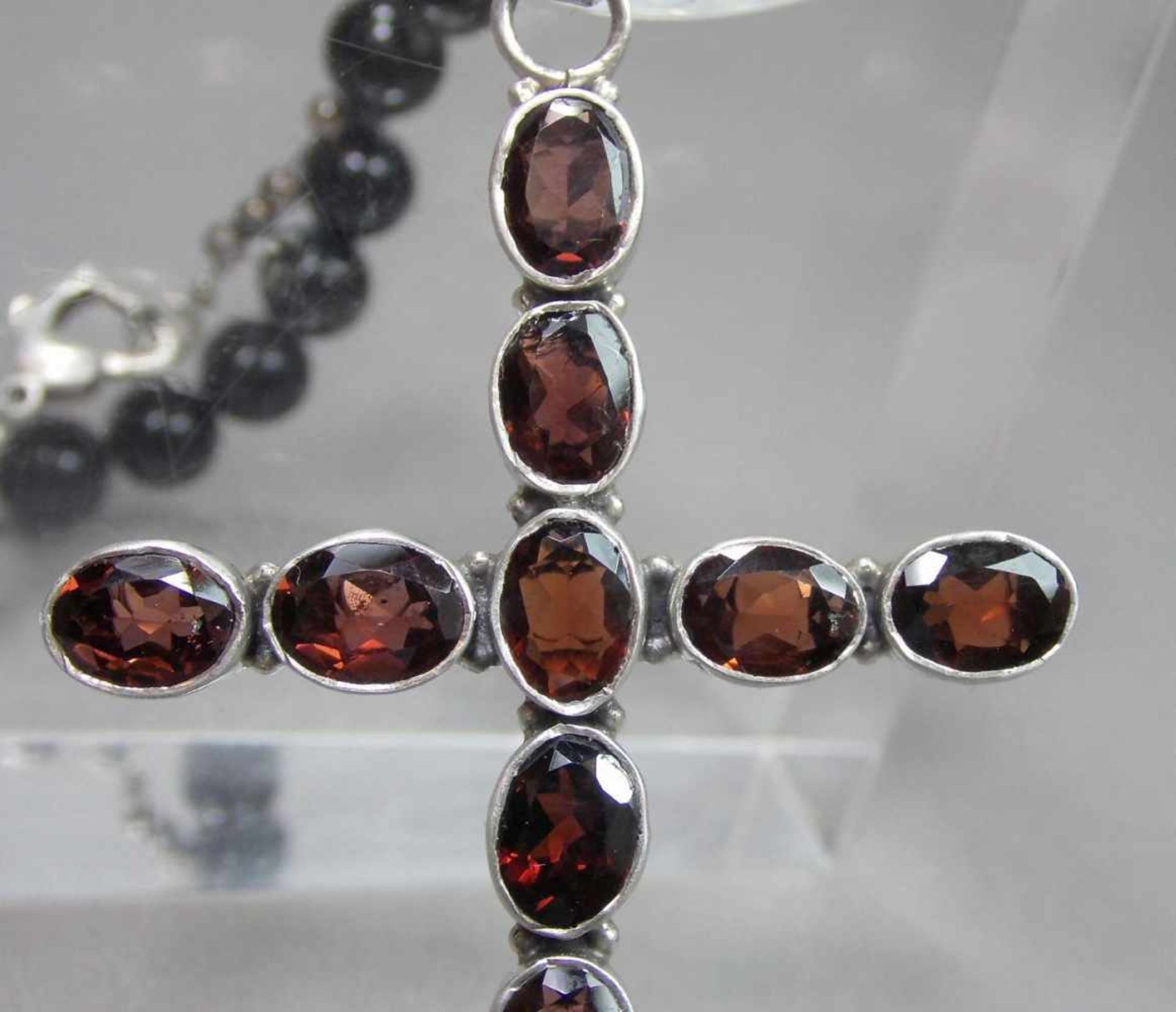 KETTE MIT KREUZANHÄNGER / necklace with pendant, Kette aus Onyxkugeln, Anhänger in 925er - Image 3 of 4