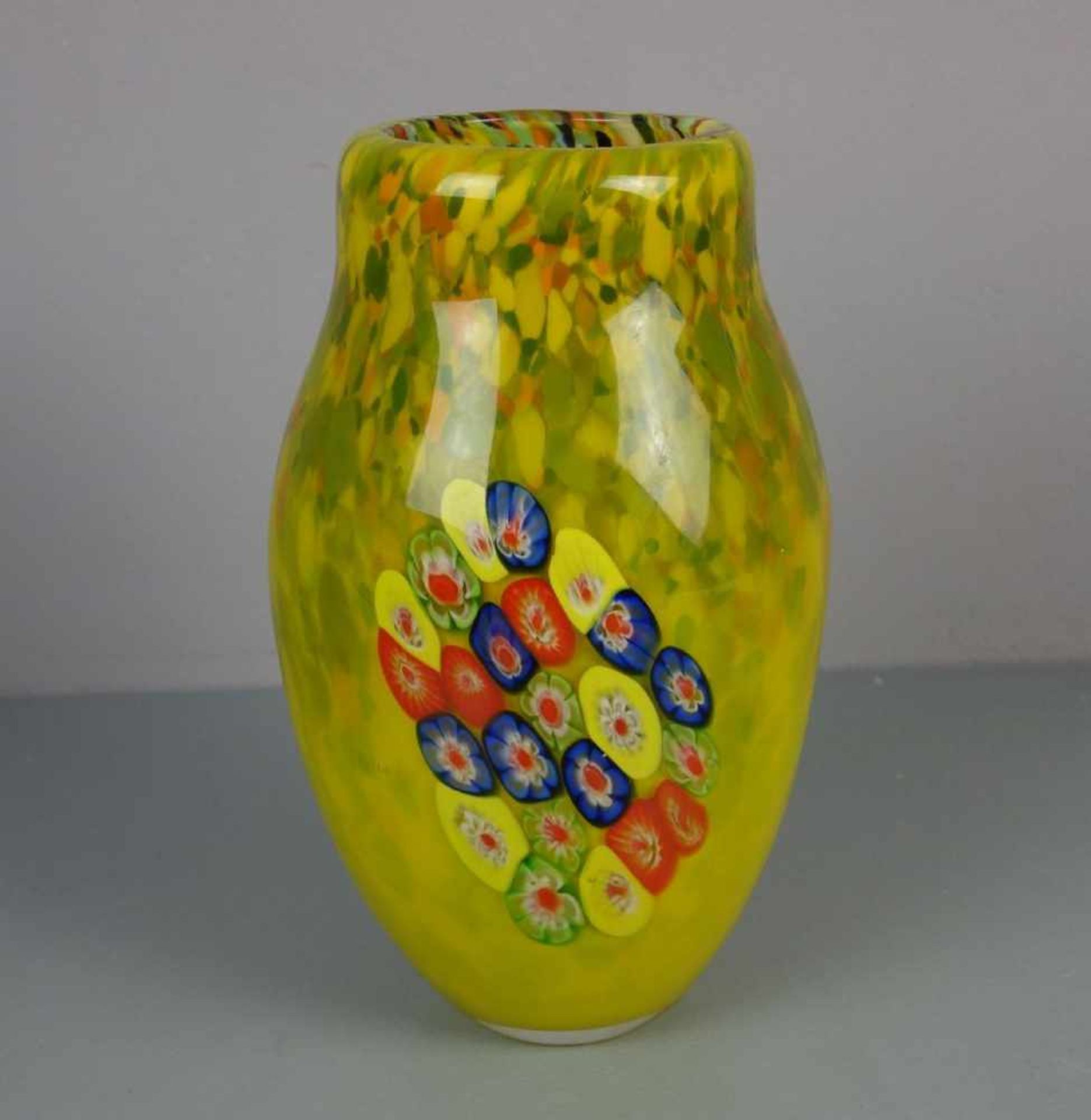 MURANO - GLAS - VASE "Mille fiori", Klarglas mit gelbem Unterfang, Farbeinschmelzungen und an den - Image 3 of 4