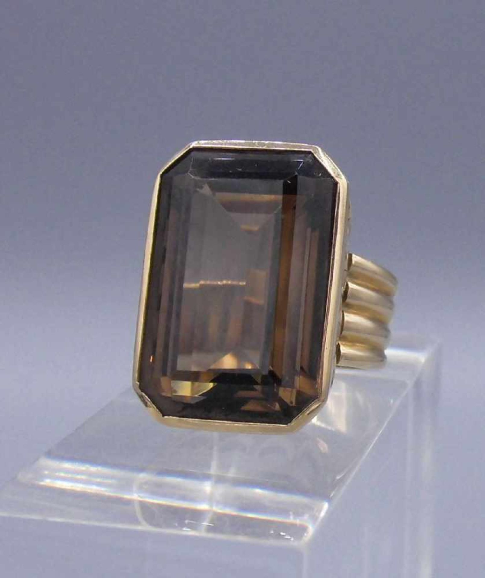 MASSIVER RING mit geschliffenem Rauchtopas in 585er Gelbgoldfassung (18,3 g); breite Ringschiene.