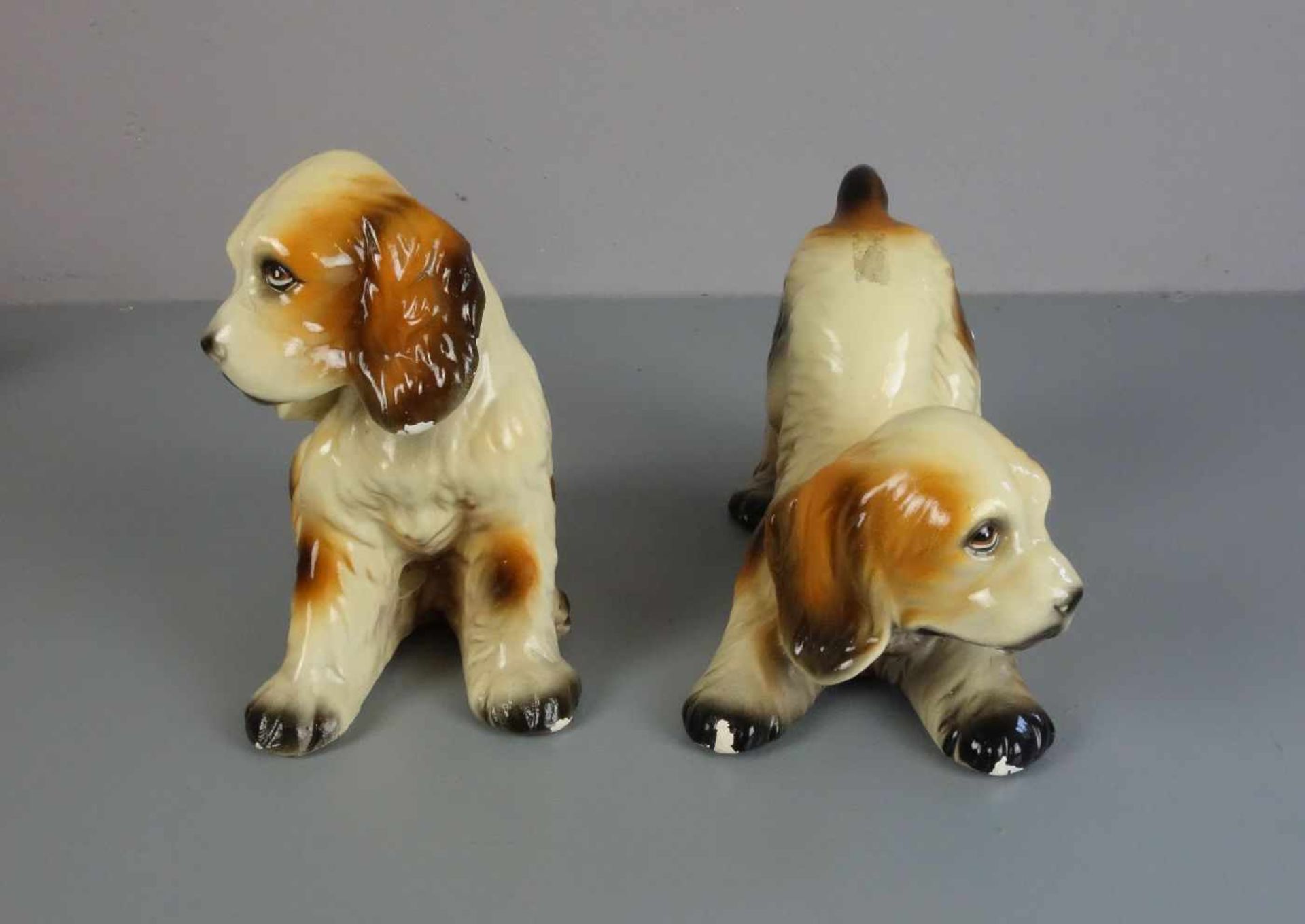 PAAR KERAMIKFIGUREN "HUNDE" / ZWEI HUNDEFIGUREN / two ceramic dogs, Keramik, 20. Jh., ungemarkt, - Bild 3 aus 4