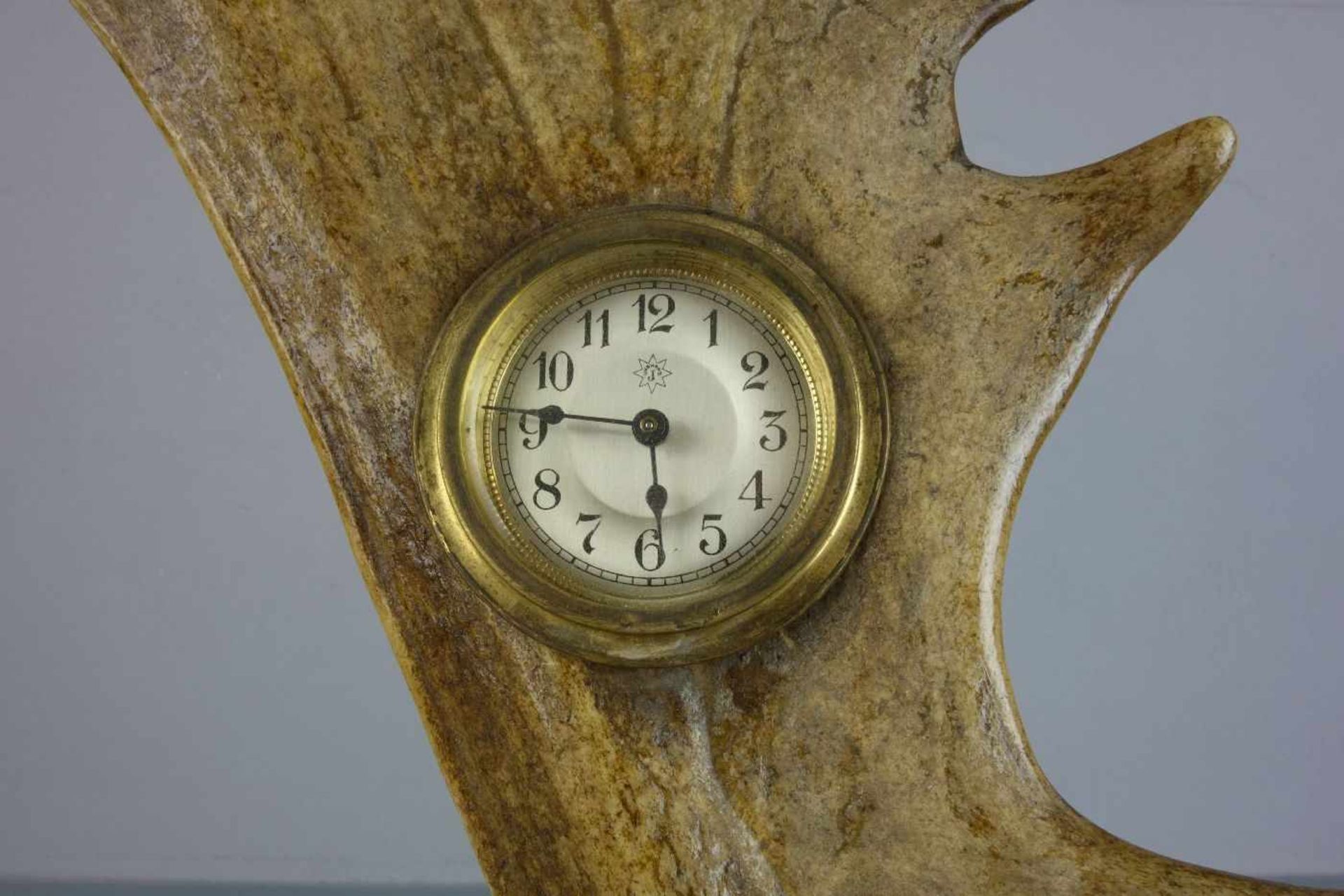 JAGDLICHE UHR / TISCHUHR / table clock, Junghans-Uhr mit Aufzugswerk, montiert in Geweihstange mit - Image 3 of 6