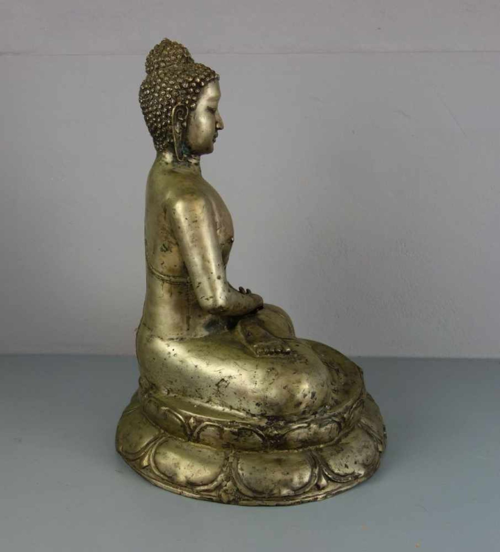 SKULPTUR: "Buddha Dhyana Mudra", Metallguss, silber- bis goldfarben patiniert. Mit kontemplativ - Bild 4 aus 5
