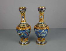 PAAR CLOISSONNÉ - VASEN / pair of vases, Balusterform mit chinoisem Dekor. Rundstand, eingezogene