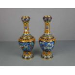 PAAR CLOISSONNÉ - VASEN / pair of vases, Balusterform mit chinoisem Dekor. Rundstand, eingezogene