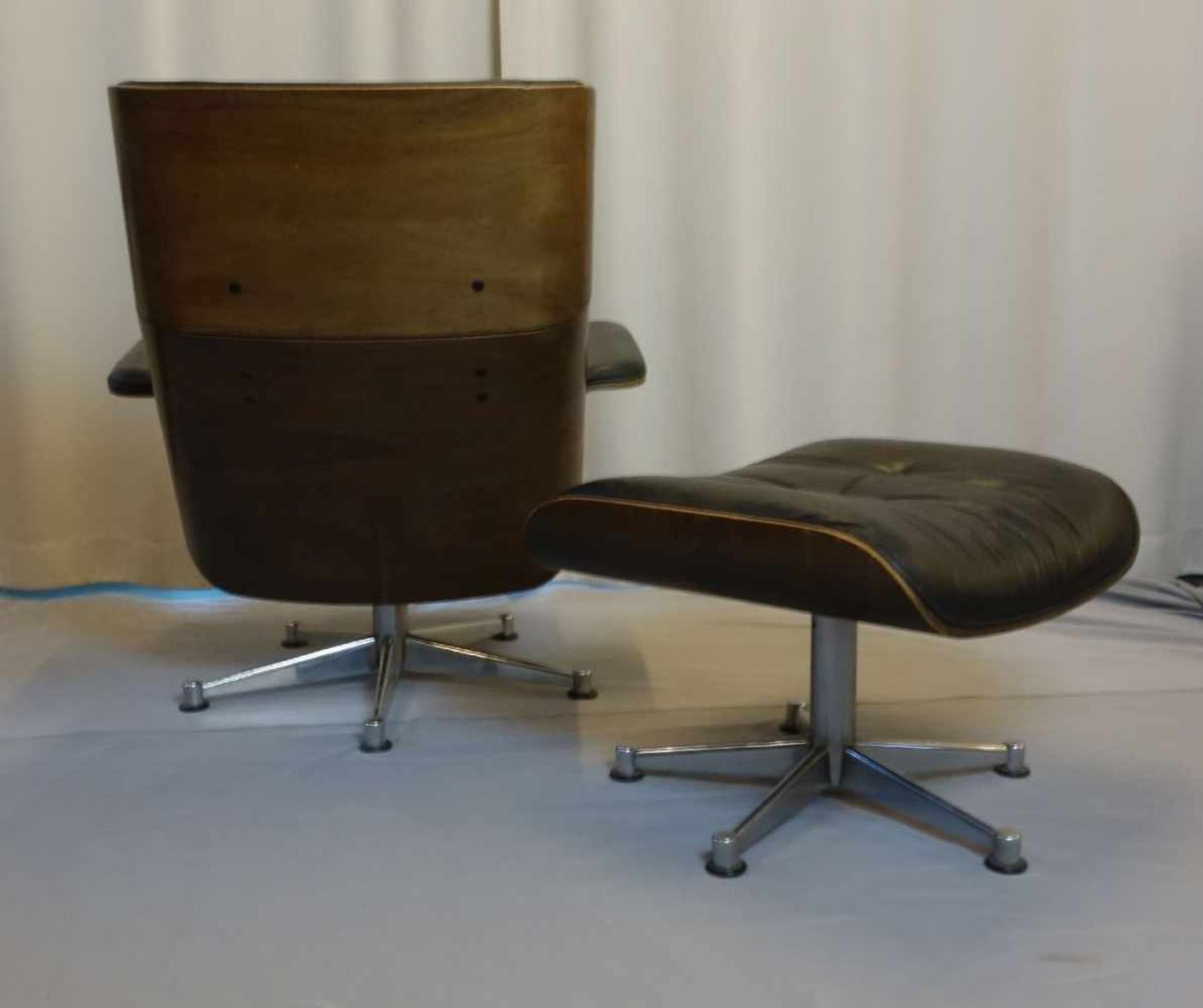 LOUNGE CHAIR UND OTTOMAN, ungemarkt, Ausführung um 1970. Replica nach dem Entwurf von CHARLES UND - Image 3 of 9