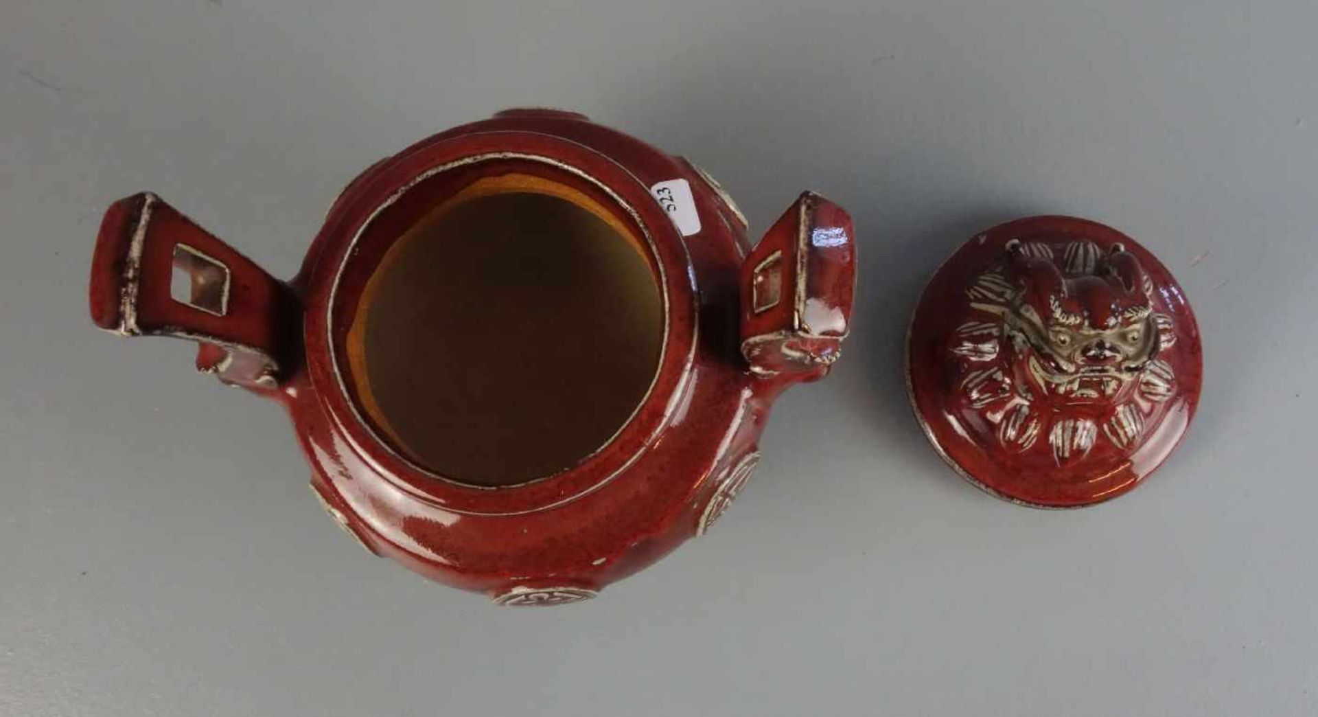 KORO / WEIHRAUCHGEFÄSS / WEIHRAUCHBRENNER, wohl China, 1. H. 20. Jh., Keramik, rote Glasur mit - Image 2 of 3