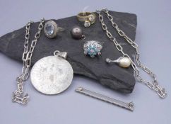 KONVOLUT SILBERSCHMUCK (unterschiedliche Legierungen, insgesamt 83,6 g): Theresientaler, Ringe,