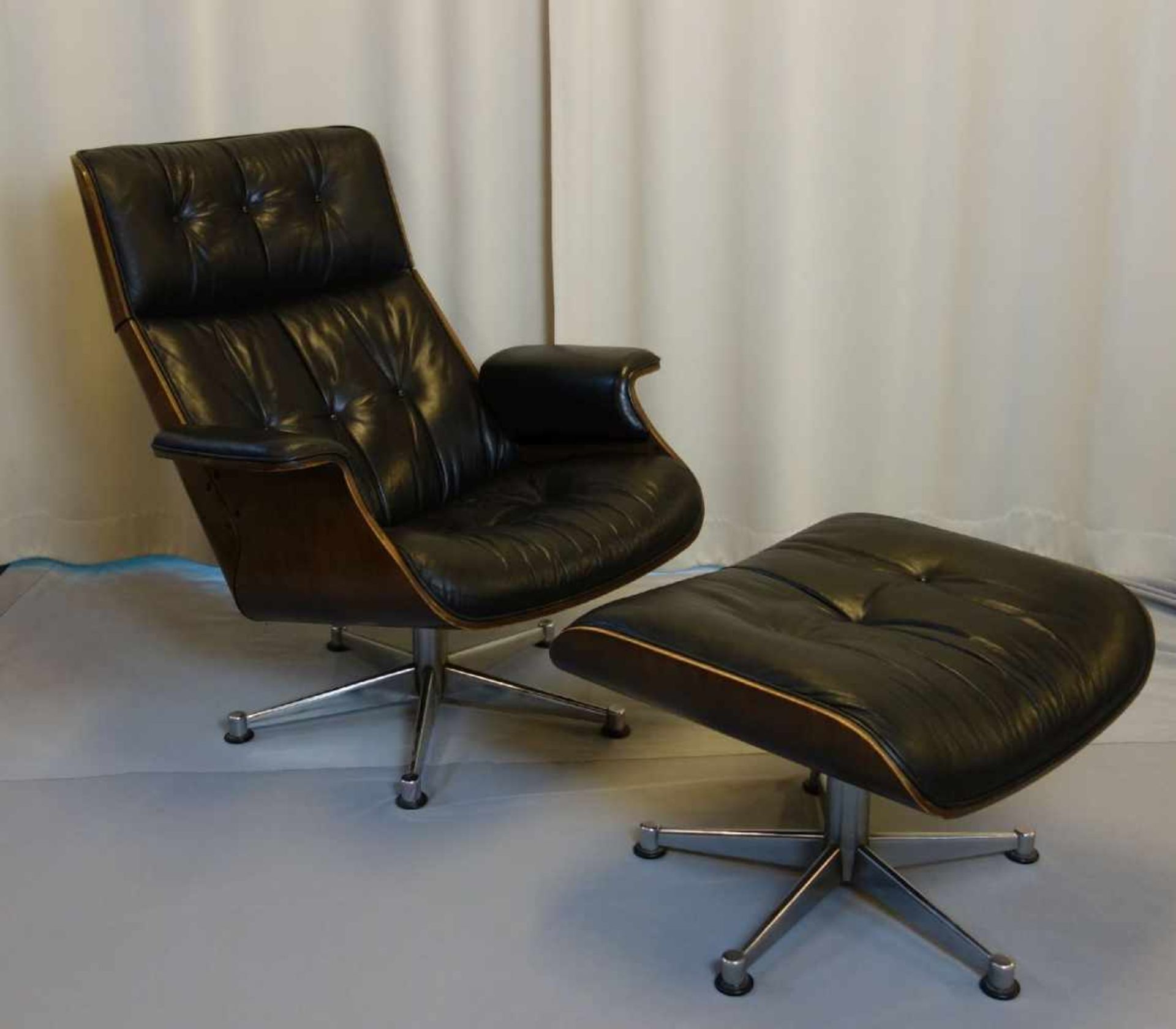 LOUNGE CHAIR UND OTTOMAN, ungemarkt, Ausführung um 1970. Replica nach dem Entwurf von CHARLES UND