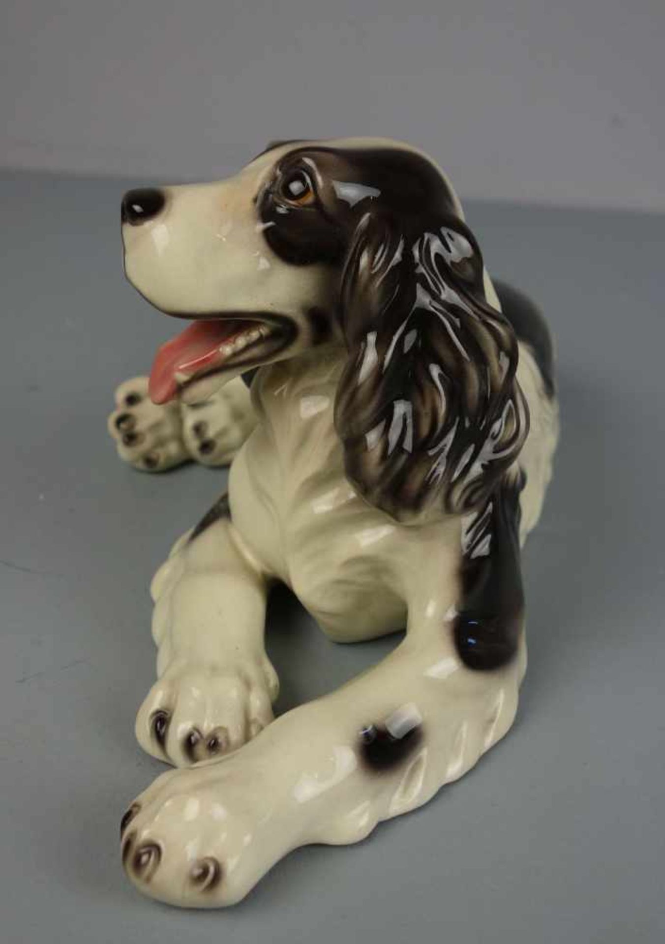 FIGUR: "Cocker Spaniel", Feinsteinzeug mit Unterglasurstaffage. Bodenmarke Steffel Fayencen, Wien, - Bild 3 aus 6