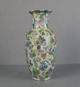 VASE, Balusterform mit fünffarbigem floralem Dekor in Form von Blüten, Ranken und Blättern in