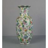 VASE, Balusterform mit fünffarbigem floralem Dekor in Form von Blüten, Ranken und Blättern in