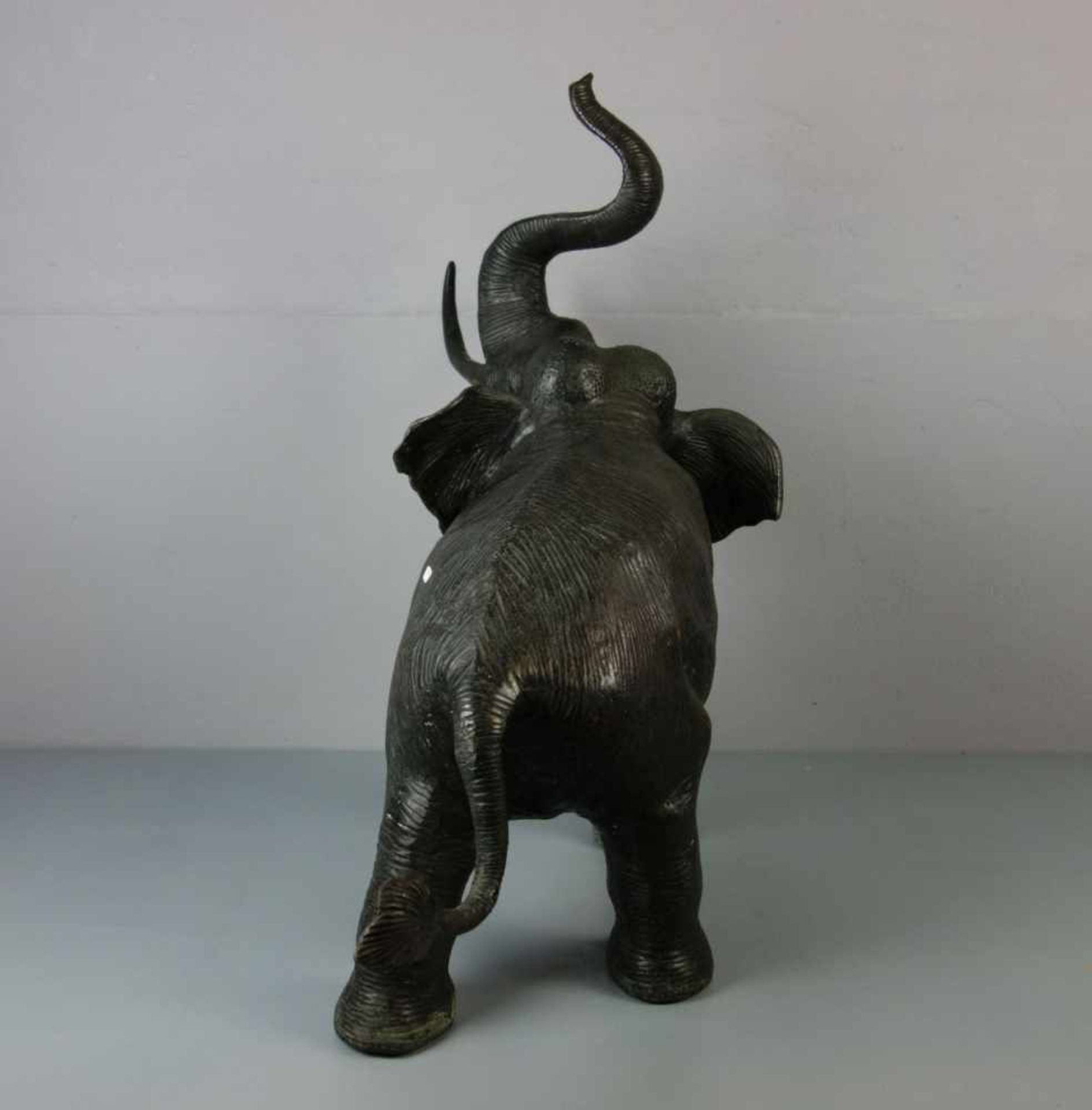 BILDHAUER DES 20./21. Jh., Skulptur / sculpture: "Elefant", Bronze, hellbraun patiniert. - Bild 4 aus 6