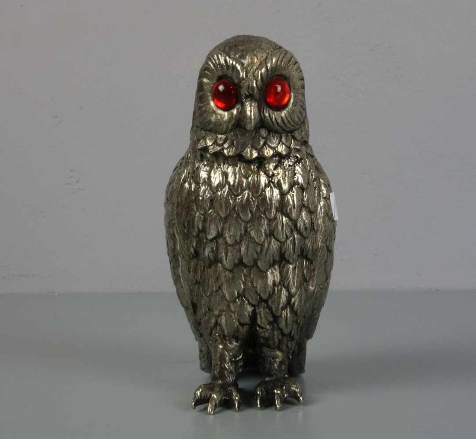 SKULPTUR "Eule" / metal owl sculpture, 20. Jh., silberfarbenes Metall mit roten Glasaugen,