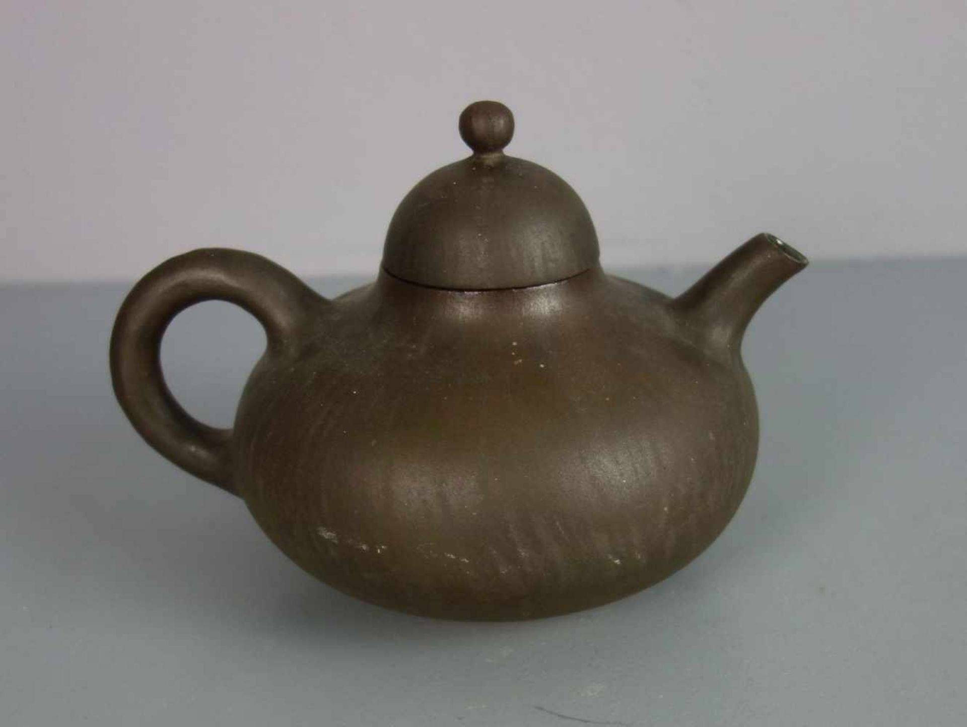 PHILIPPI, MARIA (Hamburg 1927-2004 Bad Krozingen): Teekanne / tea pot, monogrammiert "MP" und - Bild 3 aus 4