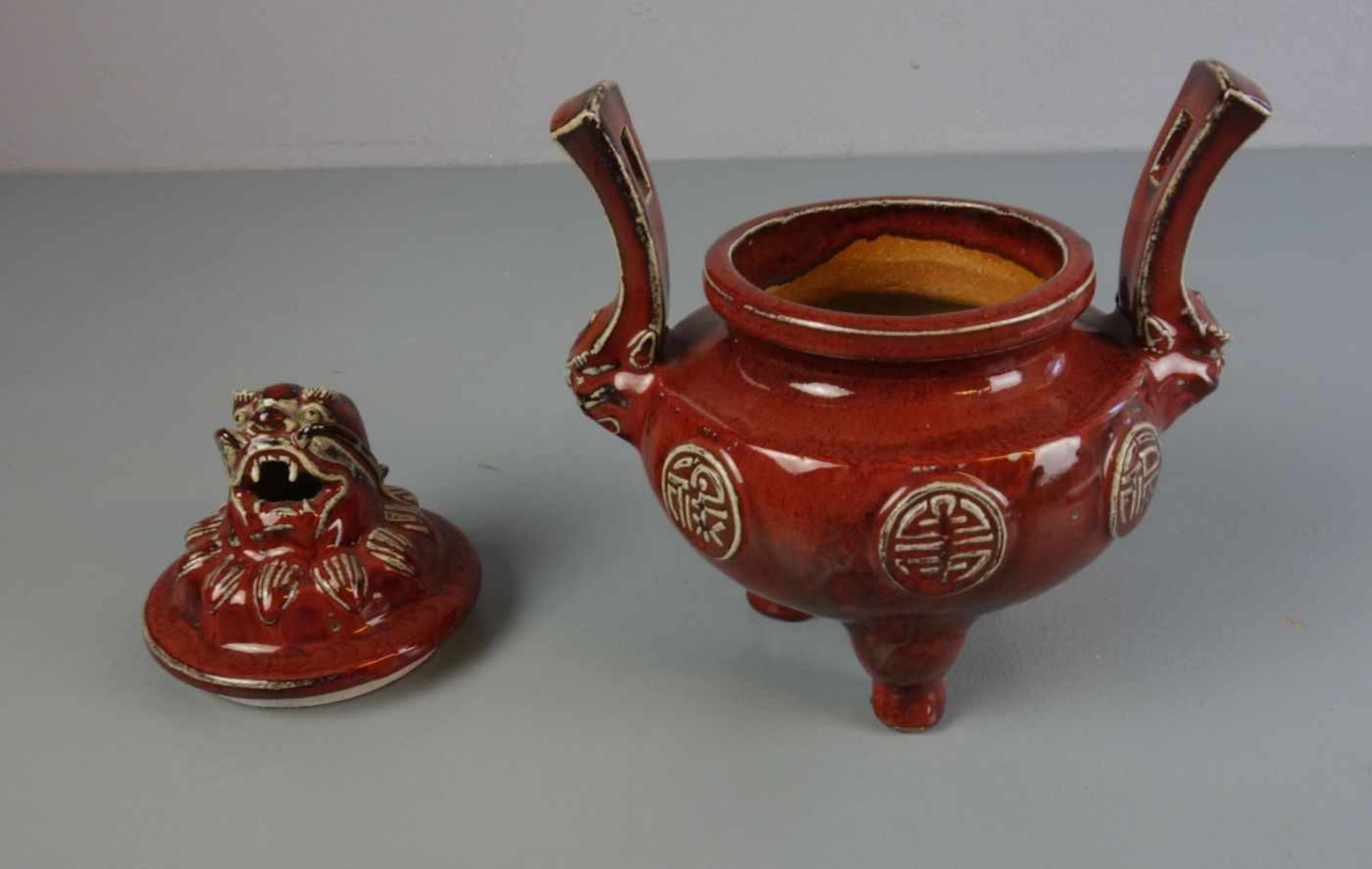 KORO / WEIHRAUCHGEFÄSS / WEIHRAUCHBRENNER, wohl China, 1. H. 20. Jh., Keramik, rote Glasur mit - Image 3 of 3