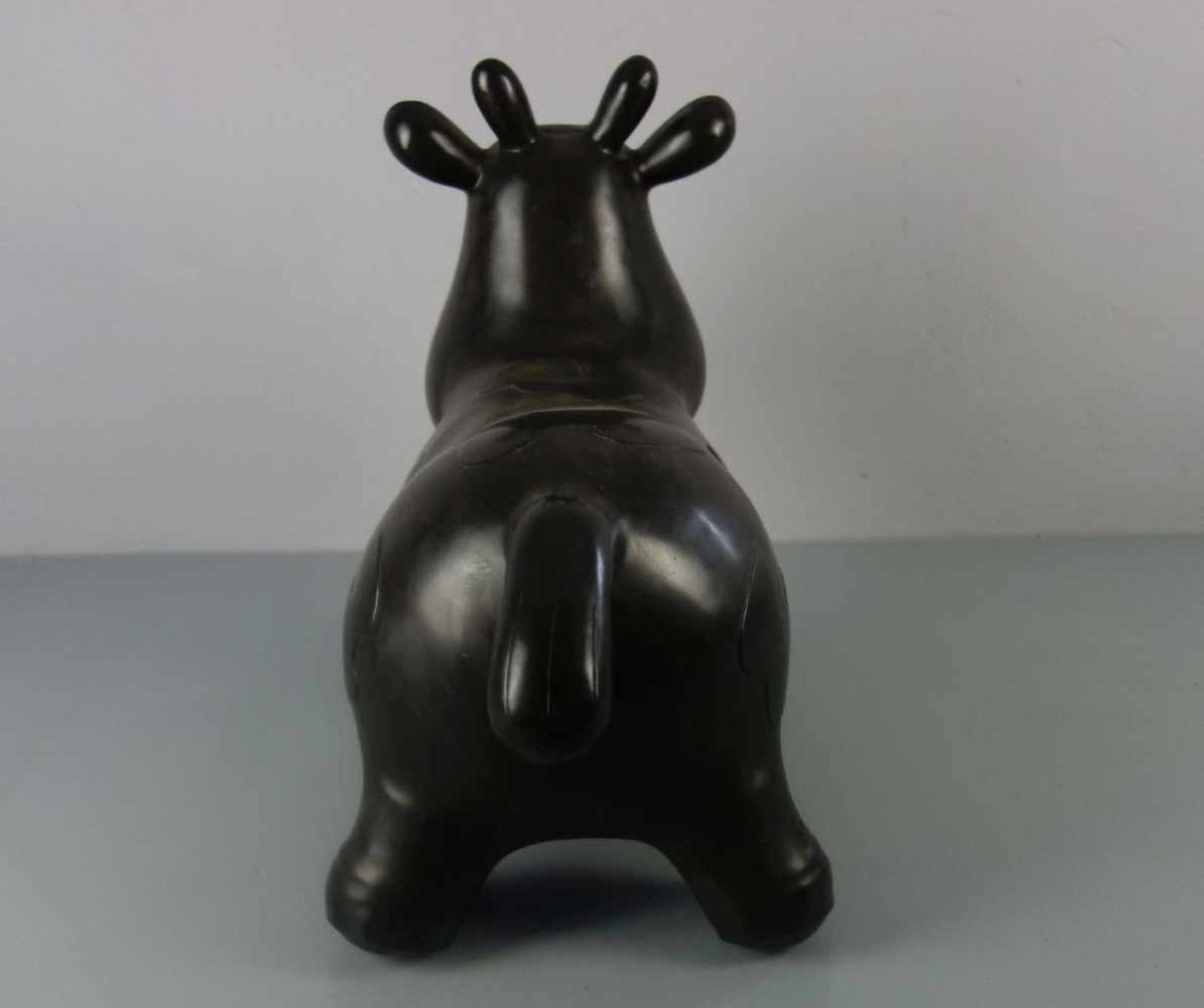 BRONZE - SKULPTUR / sculpture: "Kuh", Bildhauer des 20./21. Jh.; stilisiert gearbeitete Kuh in - Bild 3 aus 5