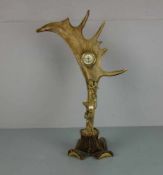 JAGDLICHE UHR / TISCHUHR / table clock, Junghans-Uhr mit Aufzugswerk, montiert in Geweihstange mit